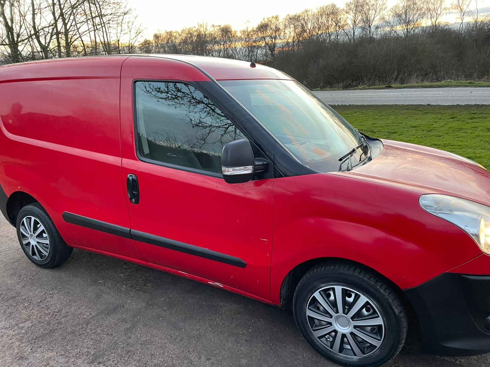 2013/13 REG FIAT DOBLO 16V MULTIJET 1.25 DIESEL RED PANEL VAN, SHOWING 0 FORMER KEEPERS *NO VAT* - Image 8 of 17