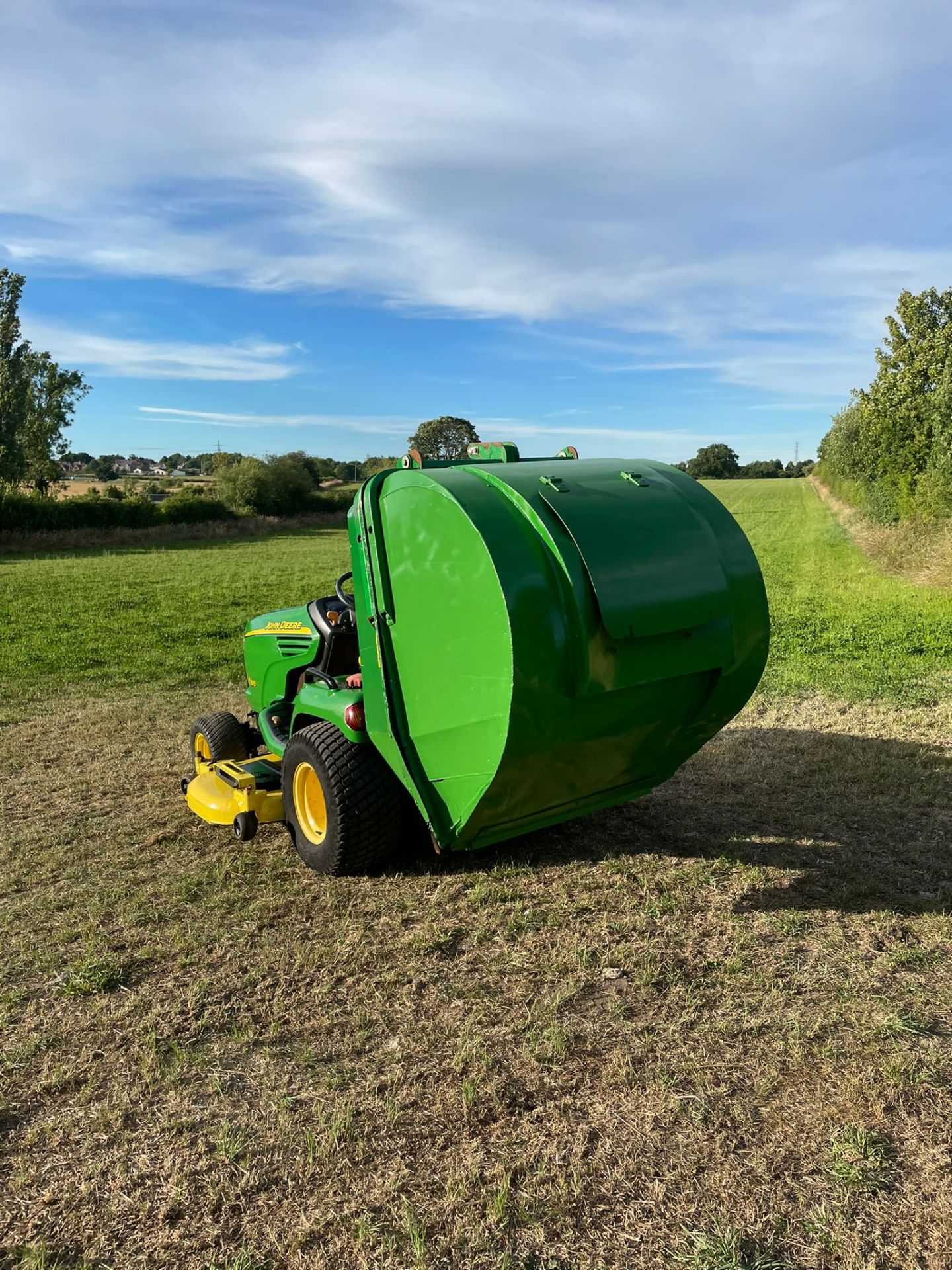 John Deere X595 24HP 4WD Compact Tractor/Ride On Mower with Clamshell Collector *NO VAT* - Image 10 of 13