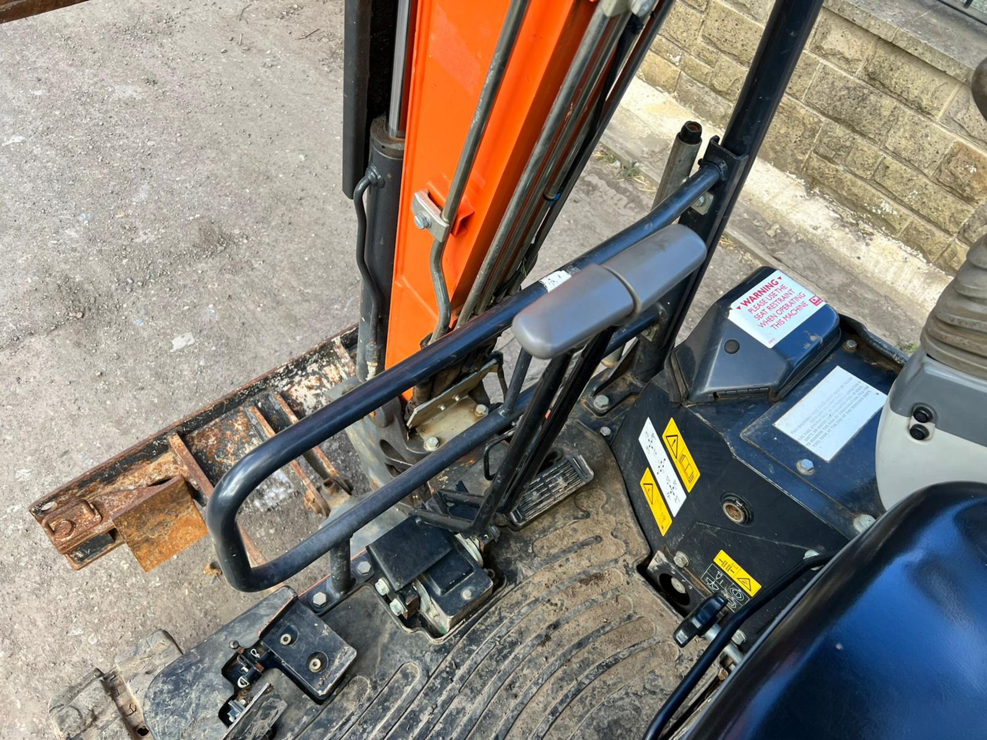 2017 HITACHI ZAXIS 19U 1.9 TON MINI DIGGER, RUNS DRIVES LIFTS, SHOWING A LOW 1609 HOURS - Image 17 of 20