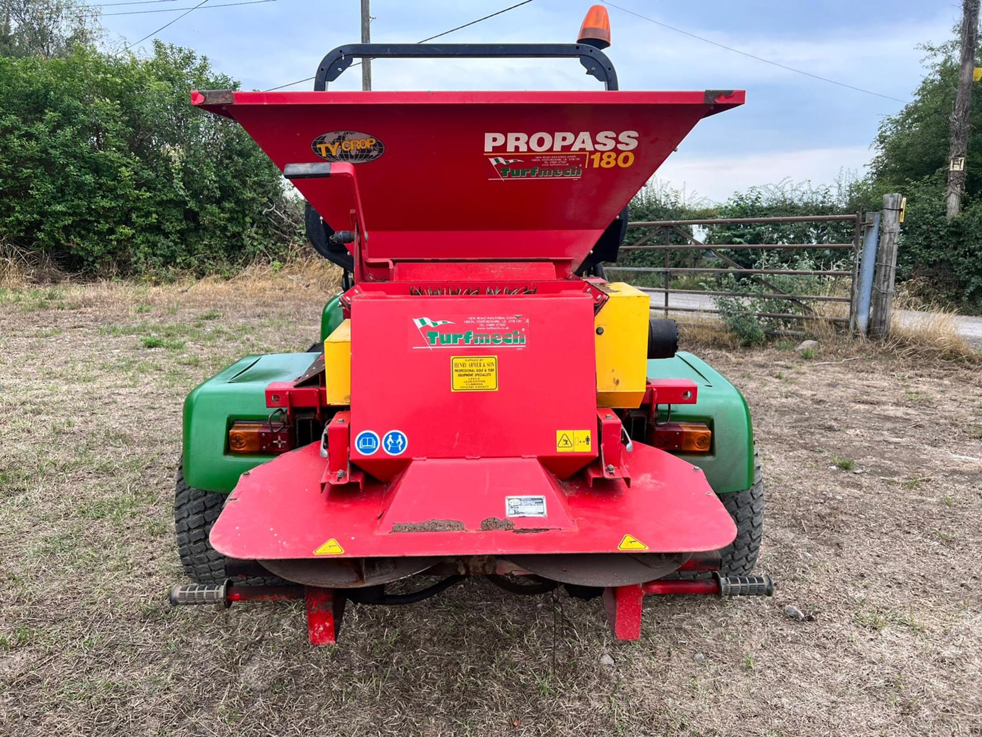 John Deere 2030 Pro Gator With Propass 180 Turfmech Top Dresser *PLUS VAT* - Image 17 of 20