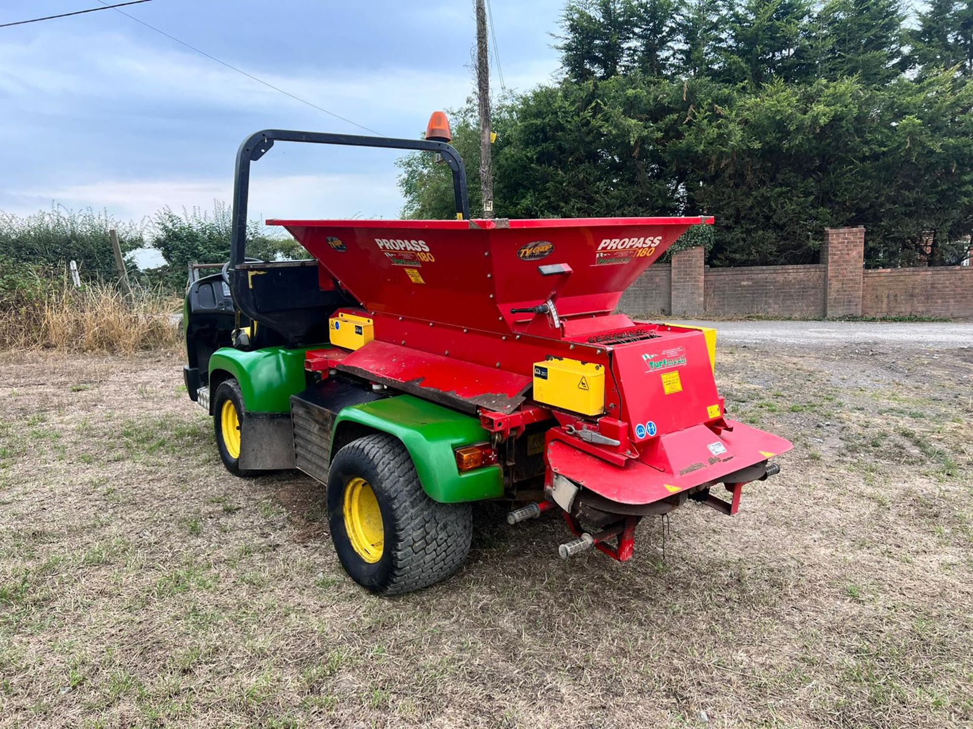 John Deere 2030 Pro Gator With Propass 180 Turfmech Top Dresser *PLUS VAT* - Image 4 of 20