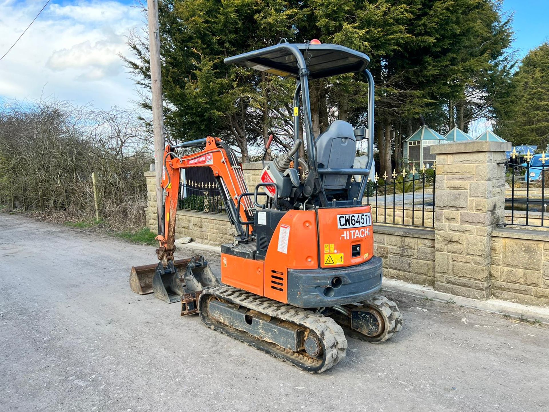 2017 HITACHI ZAXIS 19U 1.9 TON MINI DIGGER, RUNS DRIVES LIFTS, SHOWING A LOW 1609 HOURS - Image 4 of 20