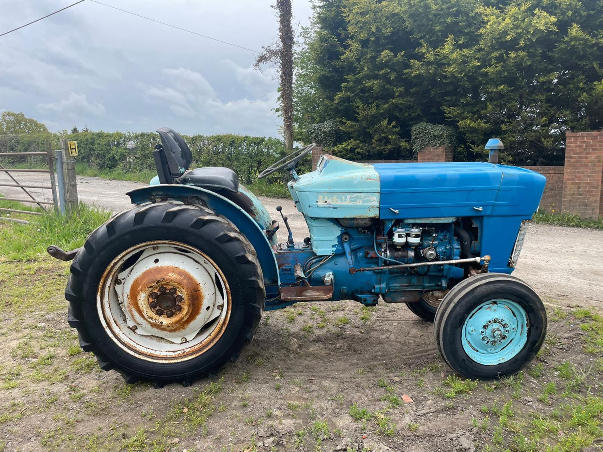 FORD 3000 VINYARD TRACTOR, RUNS DRIVES AND WORKS, ALL GEARS WORK *PLUS VAT* - Image 4 of 10