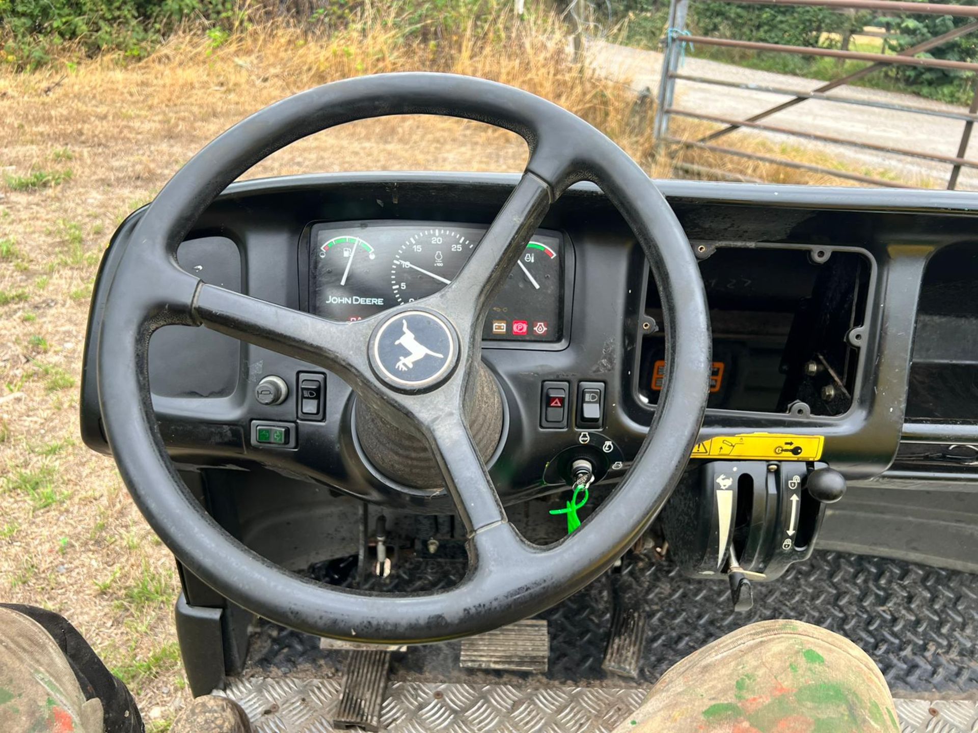 John Deere 2030 Pro Gator With Propass 180 Turfmech Top Dresser *PLUS VAT* - Image 7 of 20