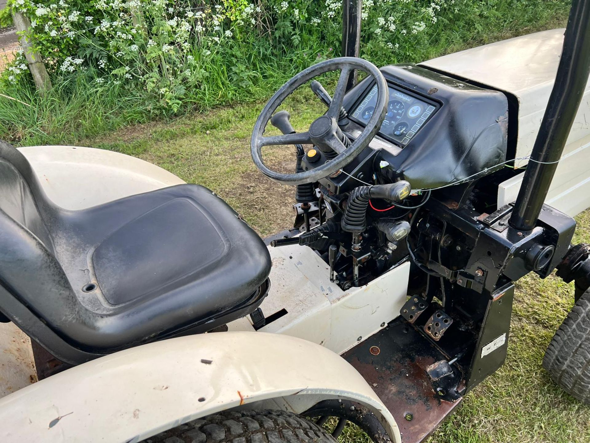 Lamborghini Runner 350 35HP Compact Tractor Electric Start, Roll Bar *PLUS VAT* - Image 10 of 11