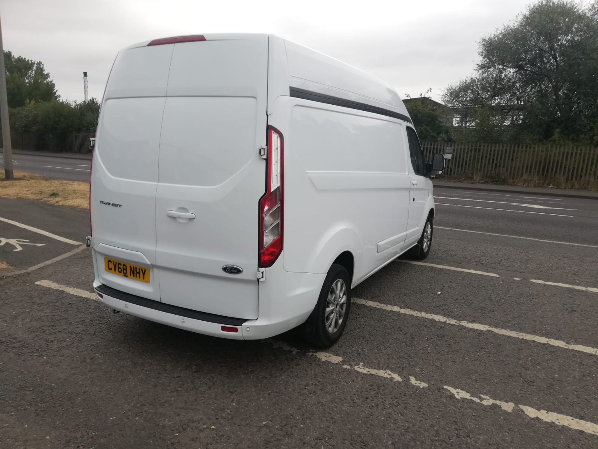 2018/68 FORD TRANSIT CUSTOM 300 LIMITED WHITE PANEL VAN, 124,000 MILES *PLUS VAT* - Image 5 of 10