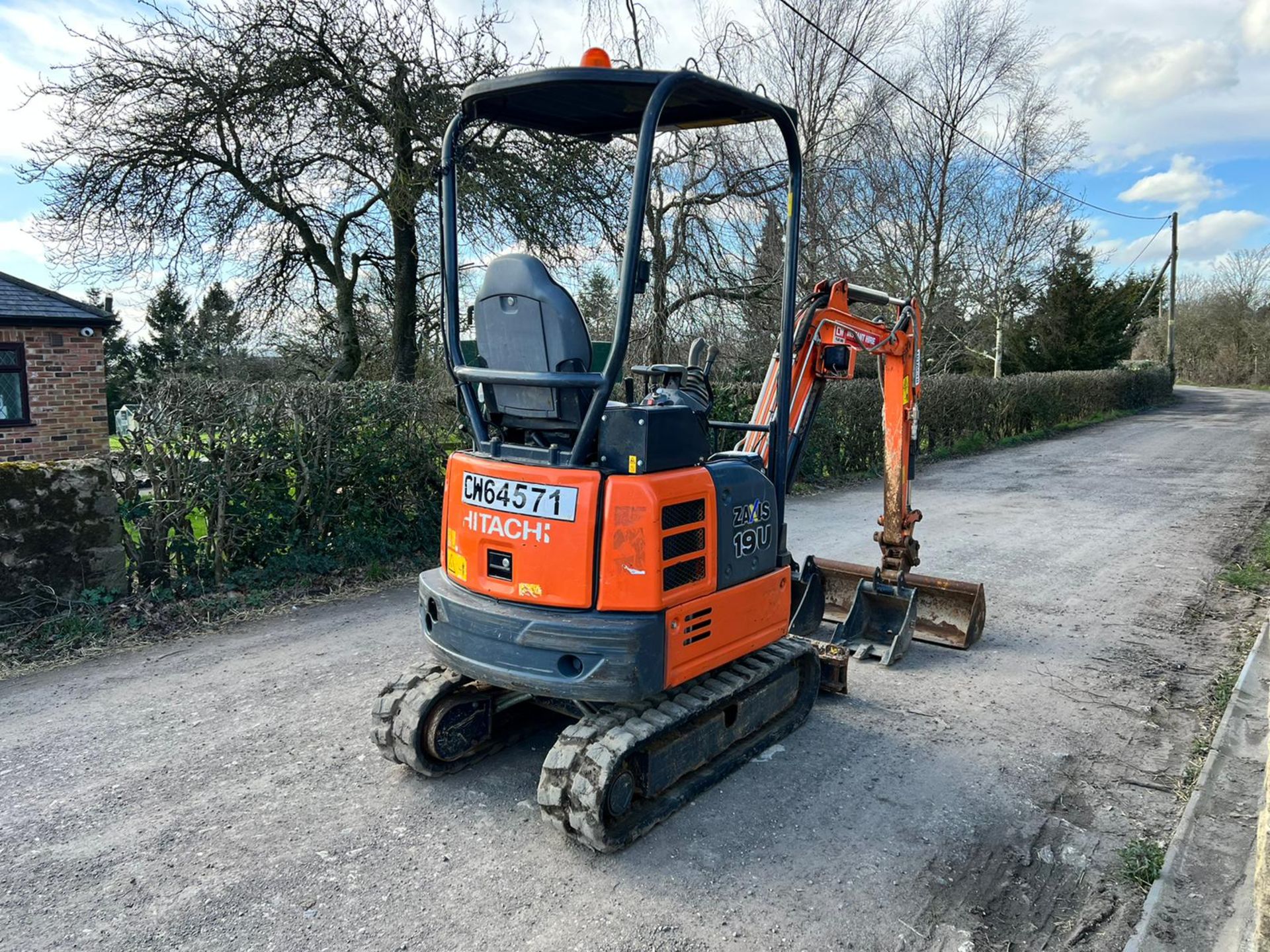 2017 HITACHI ZAXIS 19U 1.9 TON MINI DIGGER, RUNS DRIVES LIFTS, SHOWING A LOW 1609 HOURS - Image 5 of 20