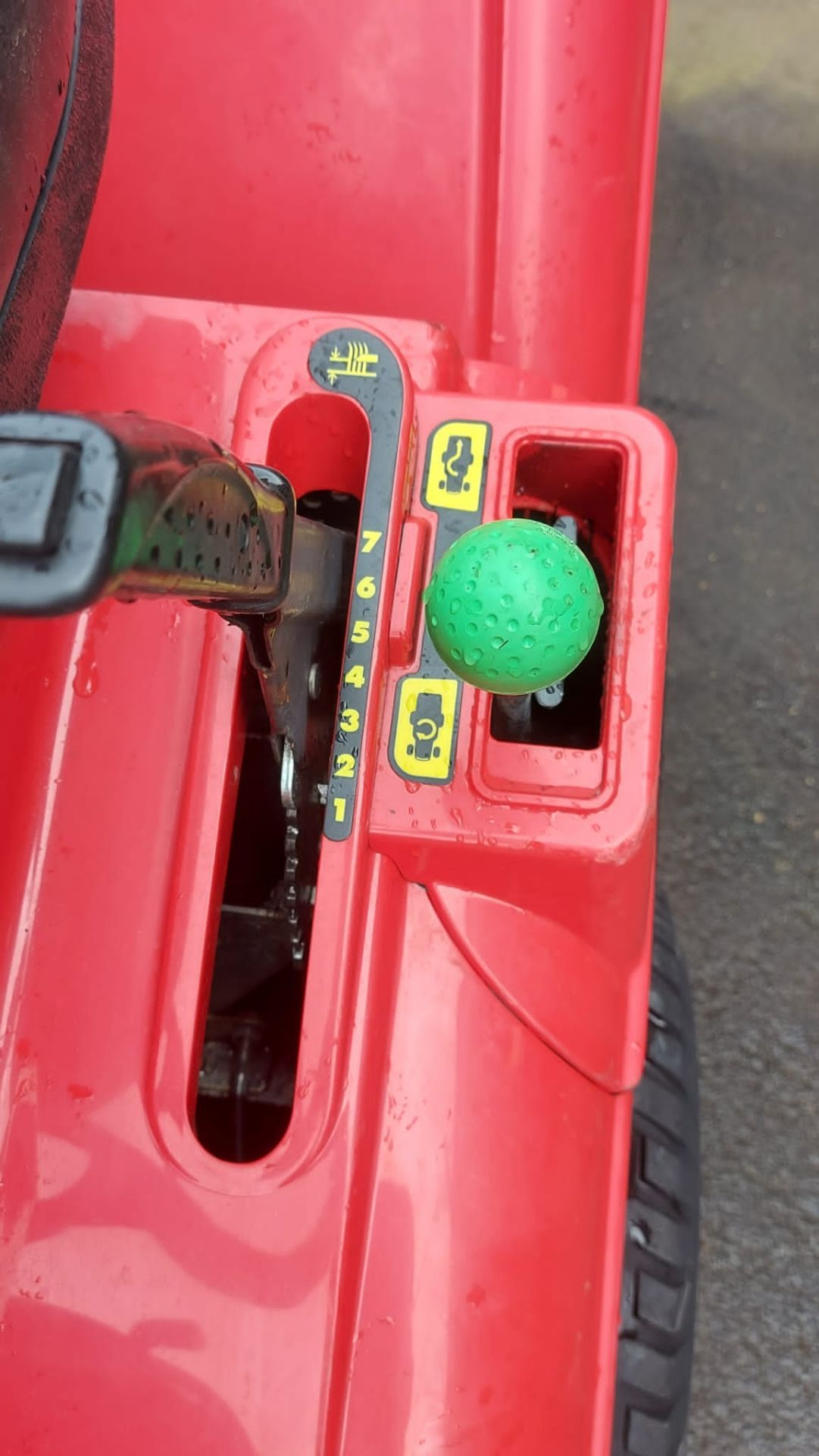 HONDA HF 2622 RIDE ON LAWN MOWER, WITH BOTH REAR DISCHARGE AND MULCHING BY MOVING LEVER *PLUS VAT* - Image 8 of 8