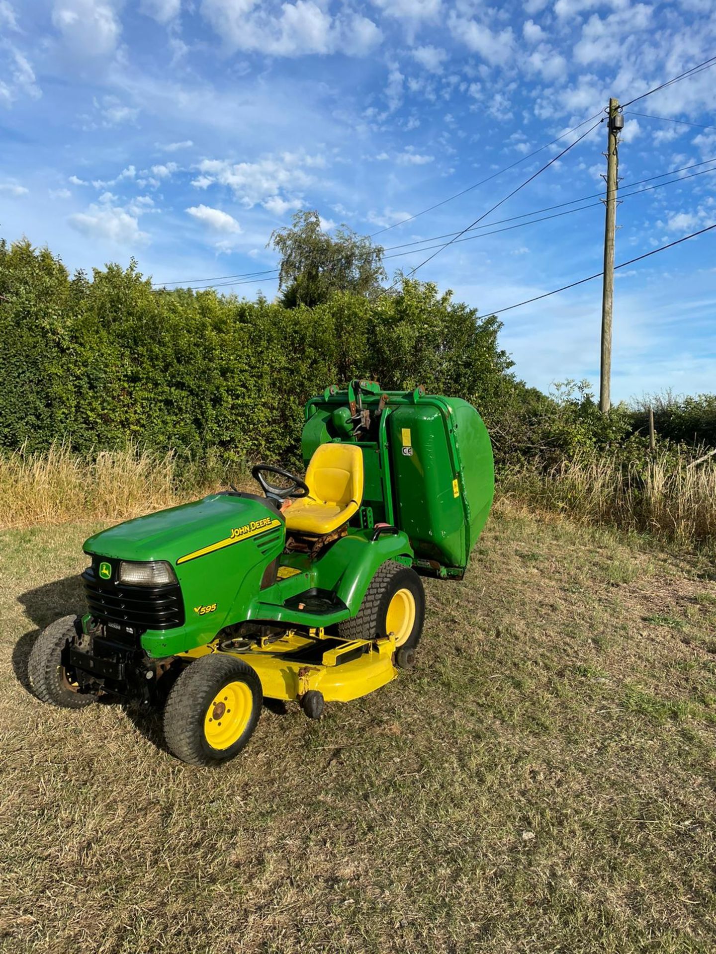 John Deere X595 24HP 4WD Compact Tractor/Ride On Mower with Clamshell Collector *NO VAT* - Image 4 of 13