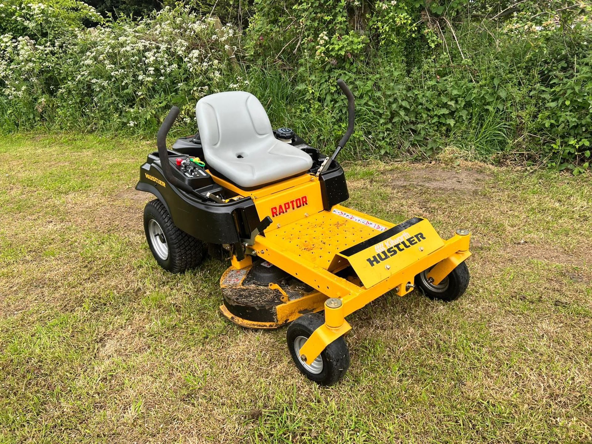 HUSTLER RAPTOR ZERO TURN MOWER, IN VERY GOOD CONDITION, KAWASAKI V TWIN ENGINE *PLUS VAT* - Image 7 of 9