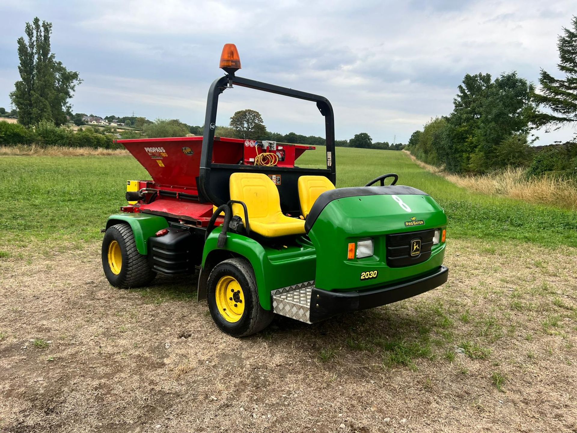 John Deere 2030 Pro Gator With Propass 180 Turfmech Top Dresser *PLUS VAT* - Image 2 of 20