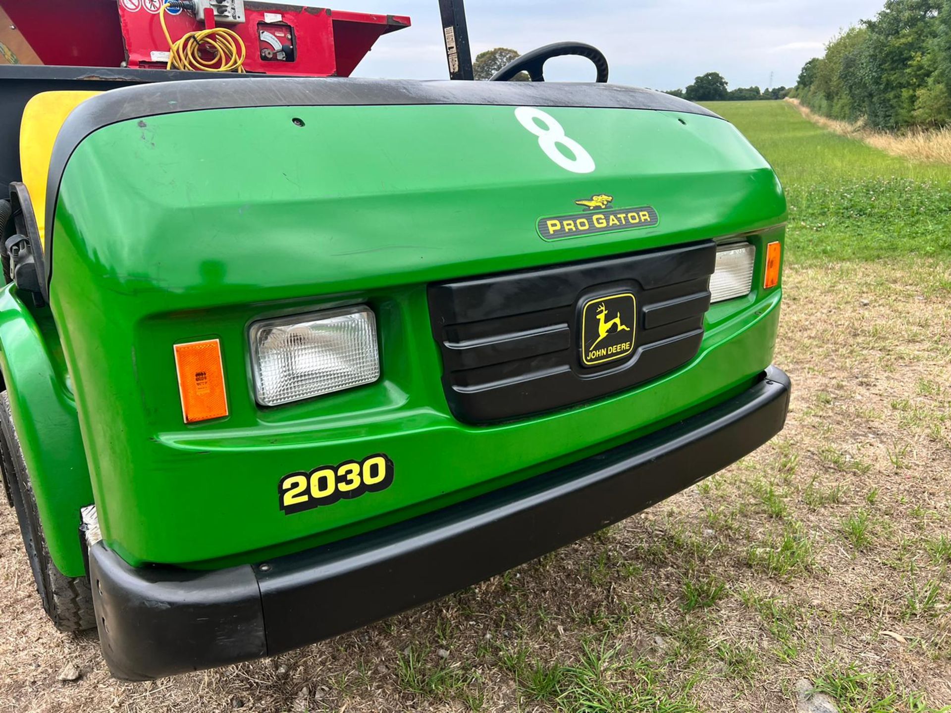 John Deere 2030 Pro Gator With Propass 180 Turfmech Top Dresser *PLUS VAT* - Image 9 of 20