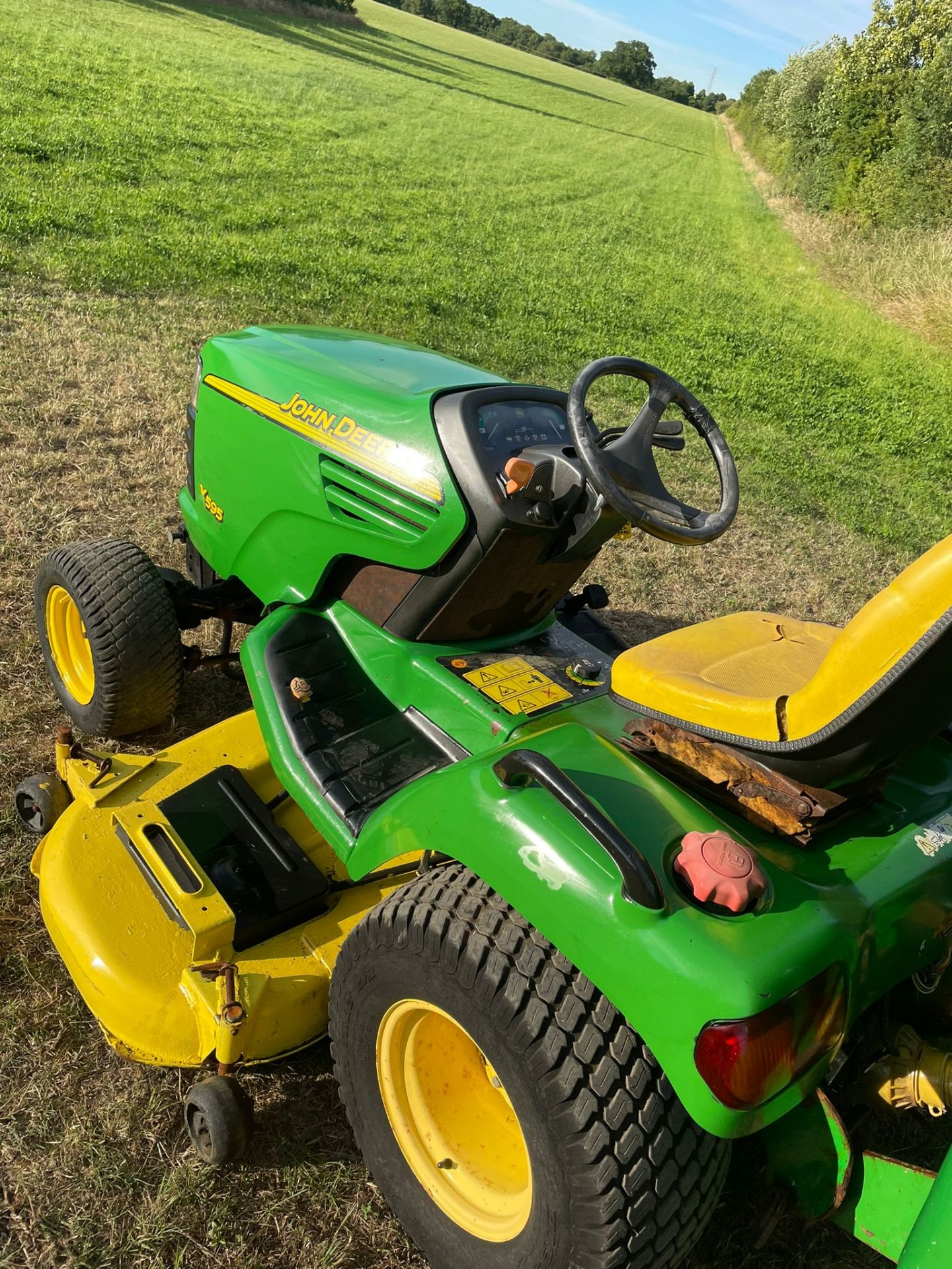 John Deere X595 24HP 4WD Compact Tractor/Ride On Mower with Clamshell Collector *NO VAT* - Image 13 of 13