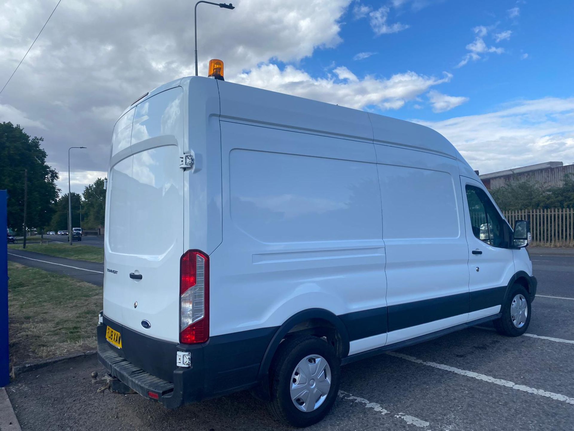 2018 FORD TRANSIT 350 WHITE PANEL VAN *PLUS VAT* - Image 5 of 11