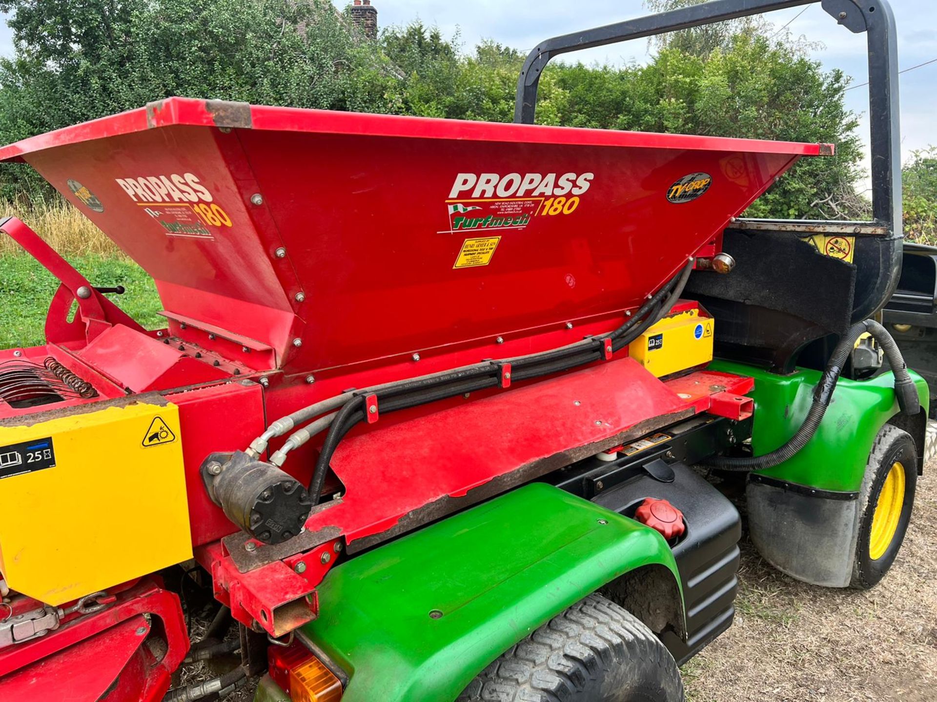 John Deere 2030 Pro Gator With Propass 180 Turfmech Top Dresser *PLUS VAT* - Image 19 of 20