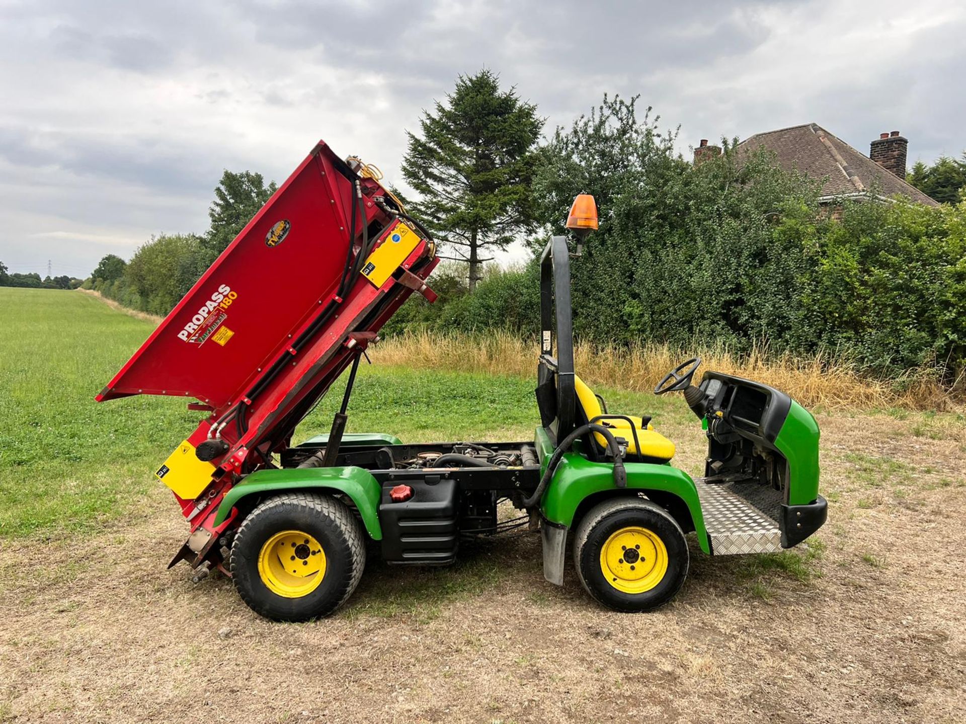 John Deere 2030 Pro Gator With Propass 180 Turfmech Top Dresser *PLUS VAT* - Image 18 of 20