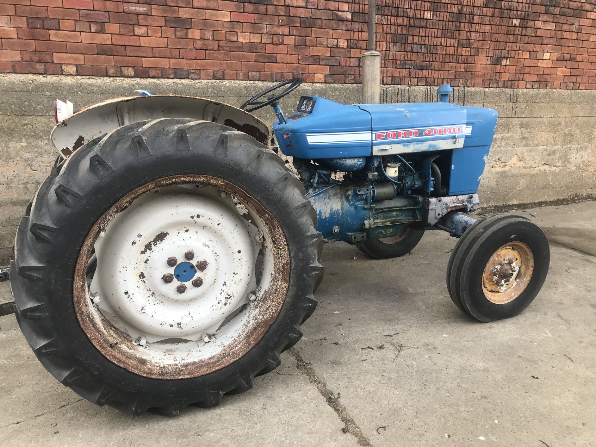 FORD 4000 DIESEL TRACTOR *PLUS VAT* - Image 2 of 4