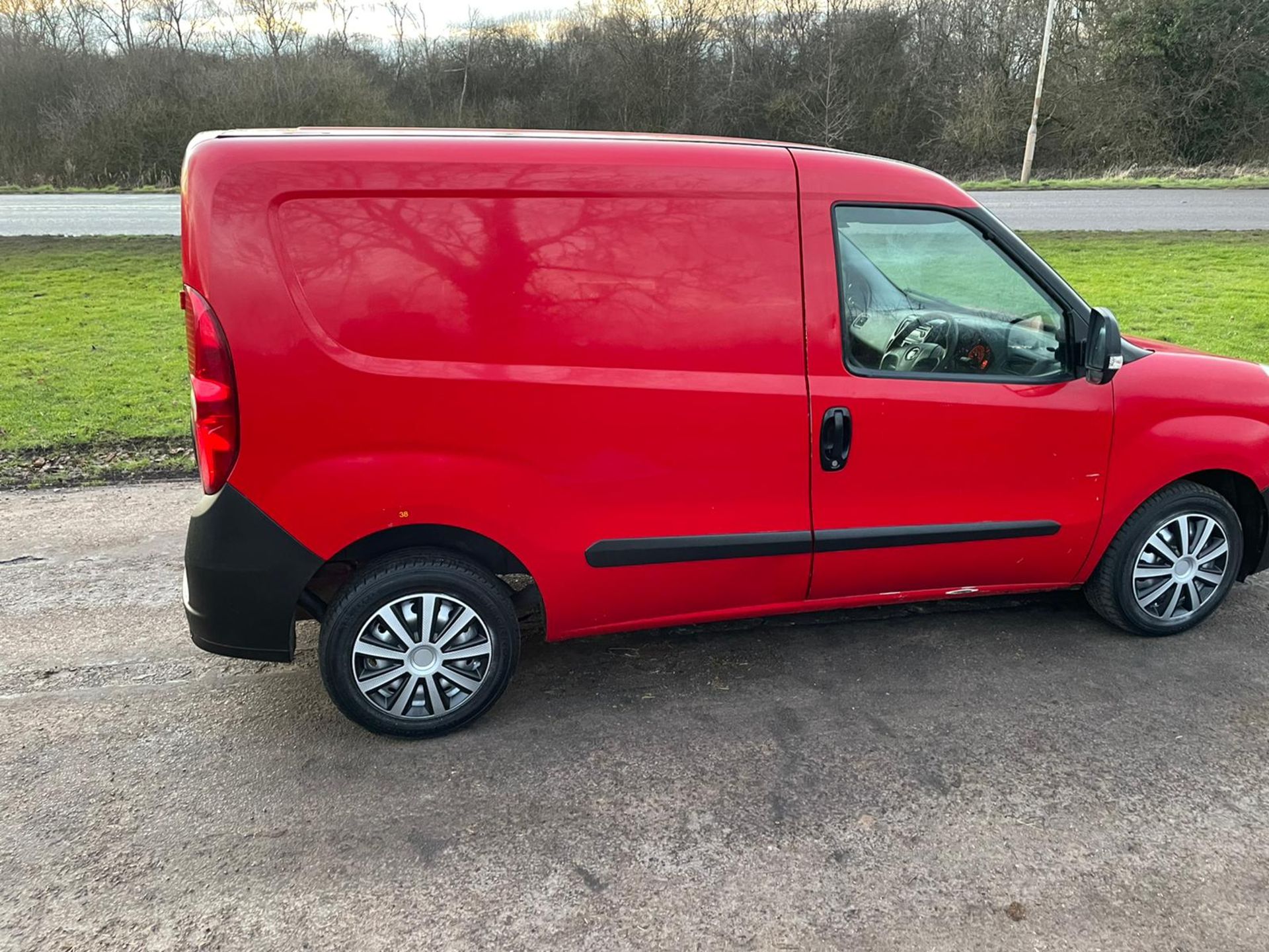 2013/13 REG FIAT DOBLO 16V MULTIJET 1.25 DIESEL RED PANEL VAN, SHOWING 0 FORMER KEEPERS *NO VAT* - Image 7 of 17