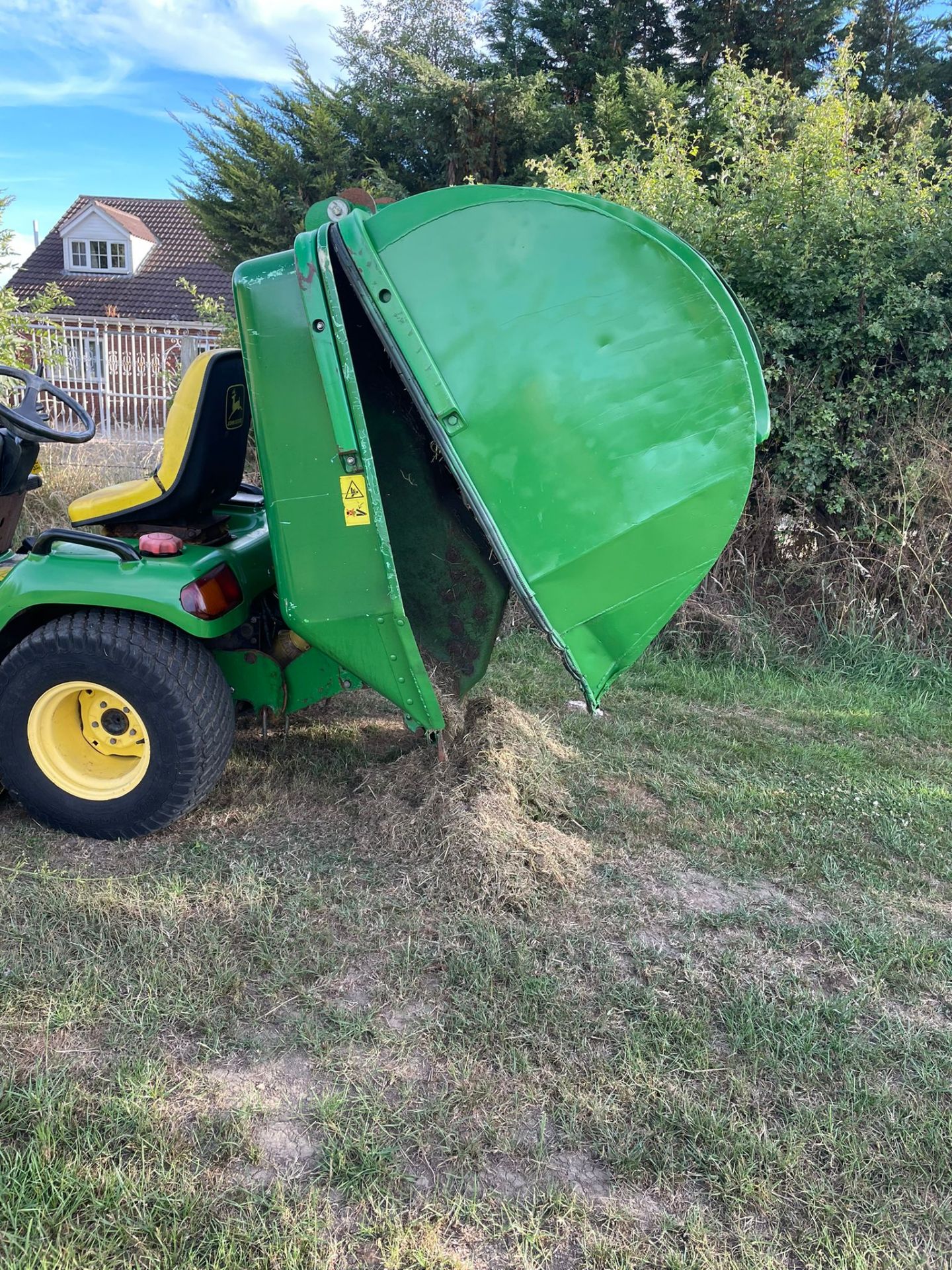 John Deere X595 24HP 4WD Compact Tractor/Ride On Mower with Clamshell Collector *NO VAT* - Image 6 of 13