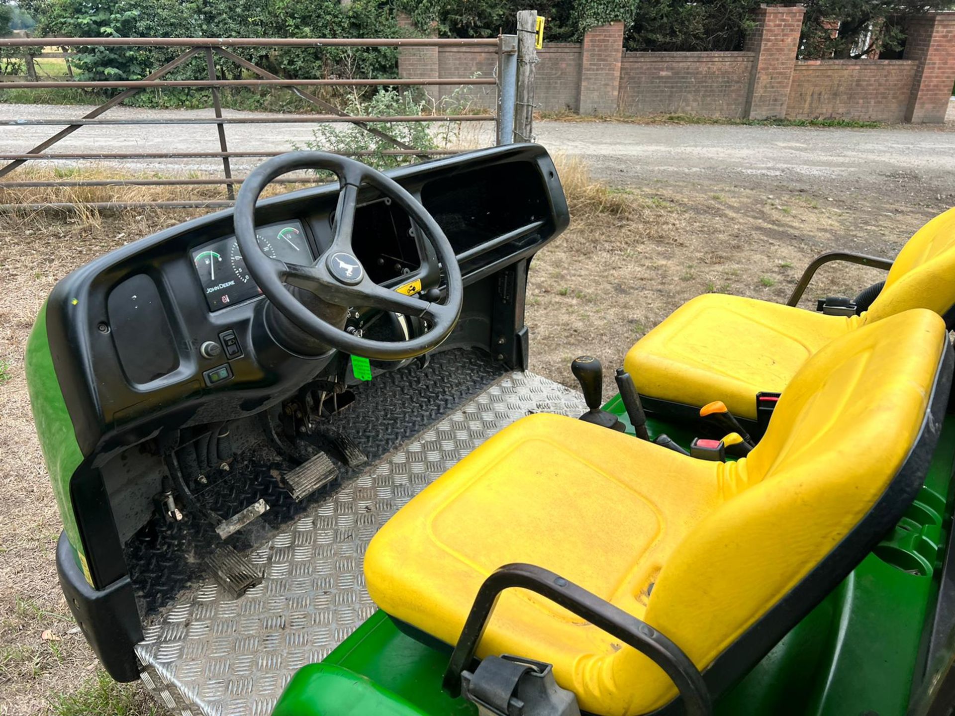 John Deere 2030 Pro Gator With Propass 180 Turfmech Top Dresser *PLUS VAT* - Image 10 of 20