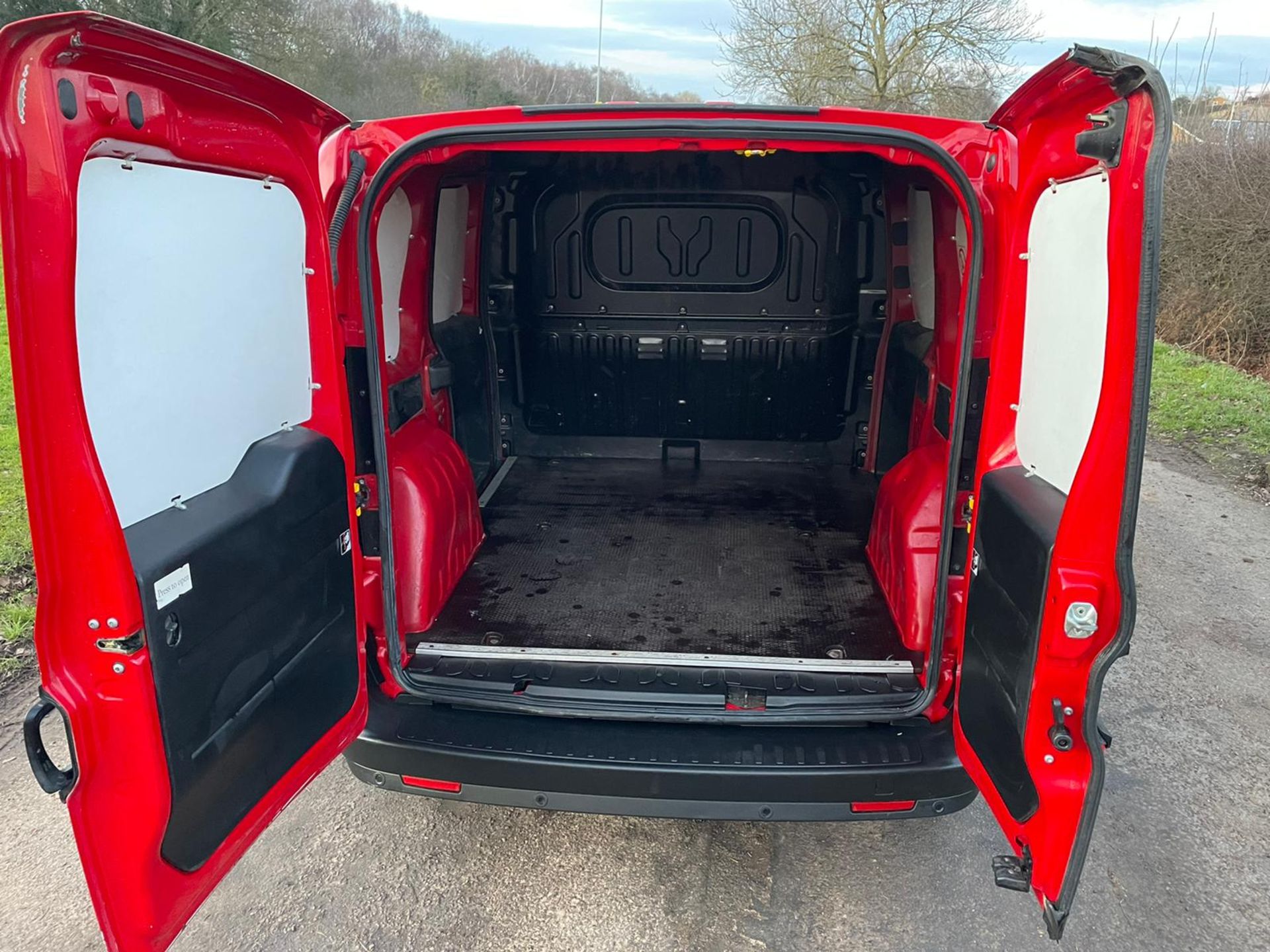 2013/13 REG FIAT DOBLO 16V MULTIJET 1.25 DIESEL RED PANEL VAN, SHOWING 0 FORMER KEEPERS *NO VAT* - Image 9 of 17