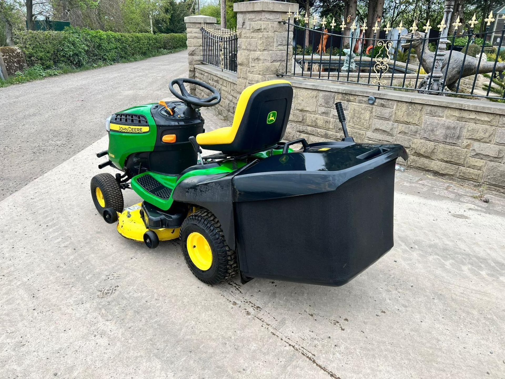 2015 JOHN DEERE X155R RIDE ON LAWN MOWER *PLUS VAT* - Image 4 of 15