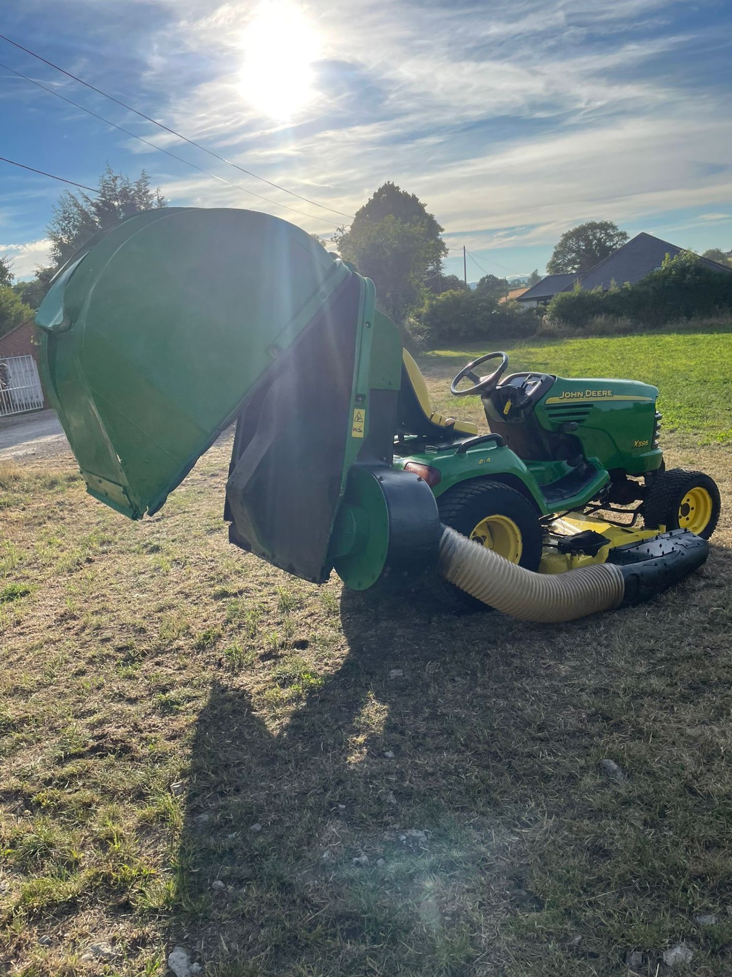 John Deere X595 24HP 4WD Compact Tractor/Ride On Mower with Clamshell Collector *NO VAT* - Image 8 of 13