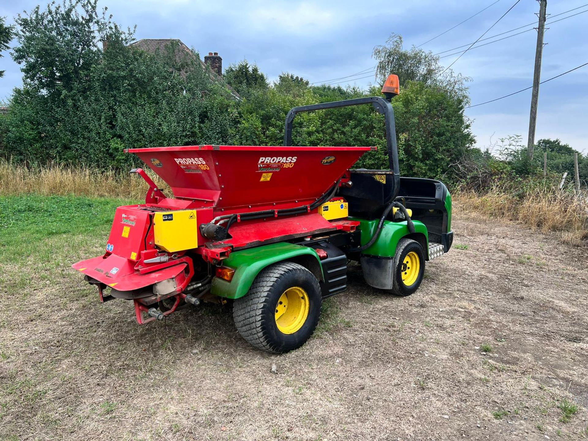 John Deere 2030 Pro Gator With Propass 180 Turfmech Top Dresser *PLUS VAT* - Image 5 of 20