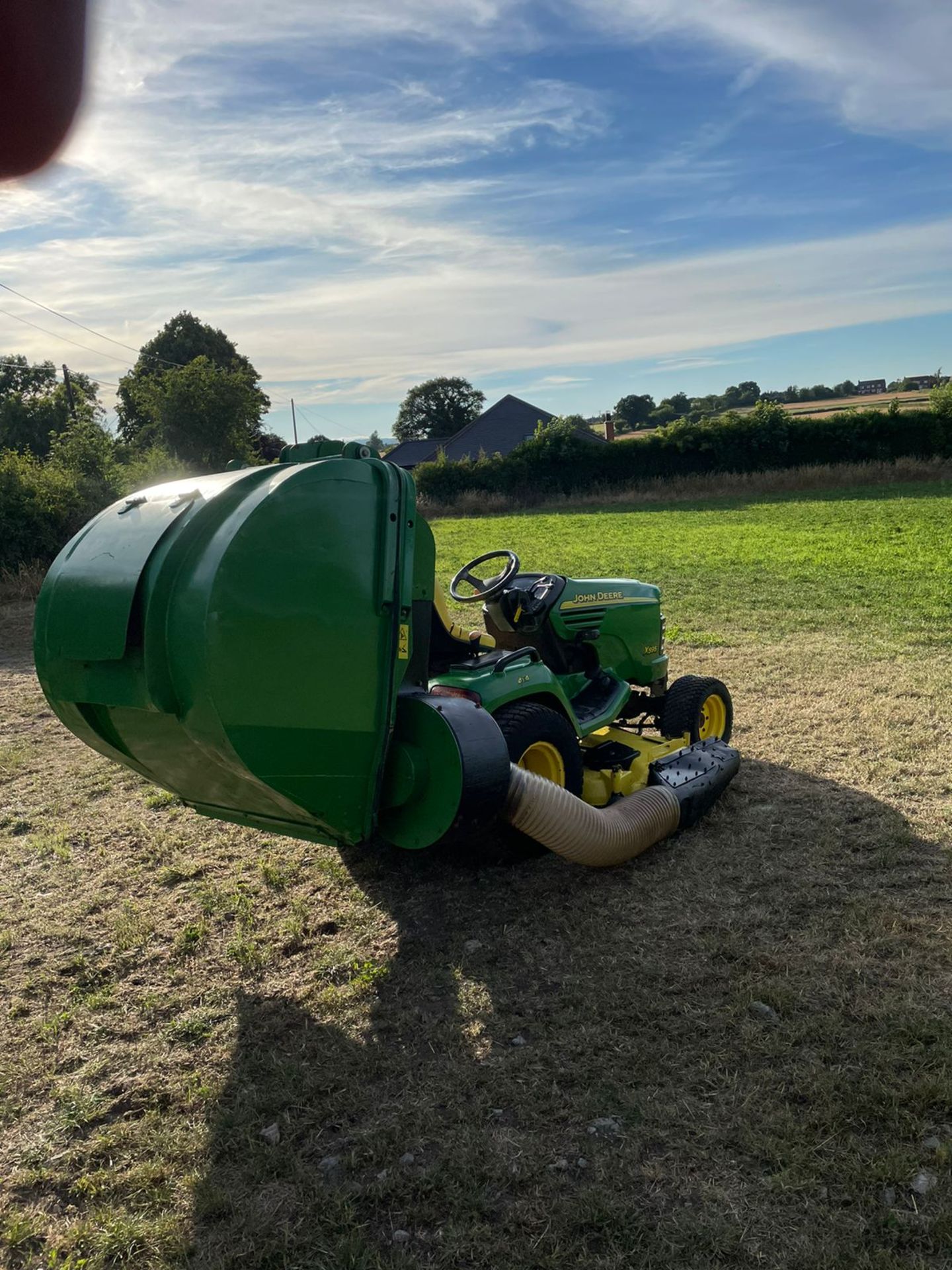 John Deere X595 24HP 4WD Compact Tractor/Ride On Mower with Clamshell Collector *NO VAT* - Image 2 of 13