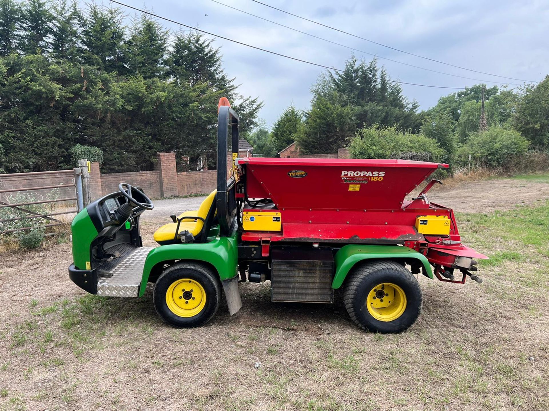 John Deere 2030 Pro Gator With Propass 180 Turfmech Top Dresser *PLUS VAT* - Image 6 of 20