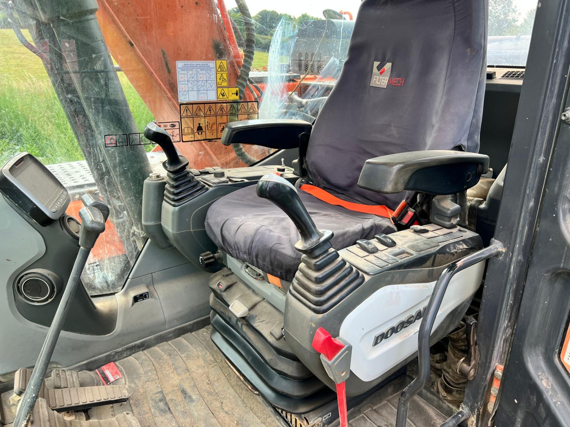 2015 Doosan DX140LC 14 Tonne Excavator With Geith Hydraulic Tilt Quick Hitch *PLUS VAT* - Image 19 of 28