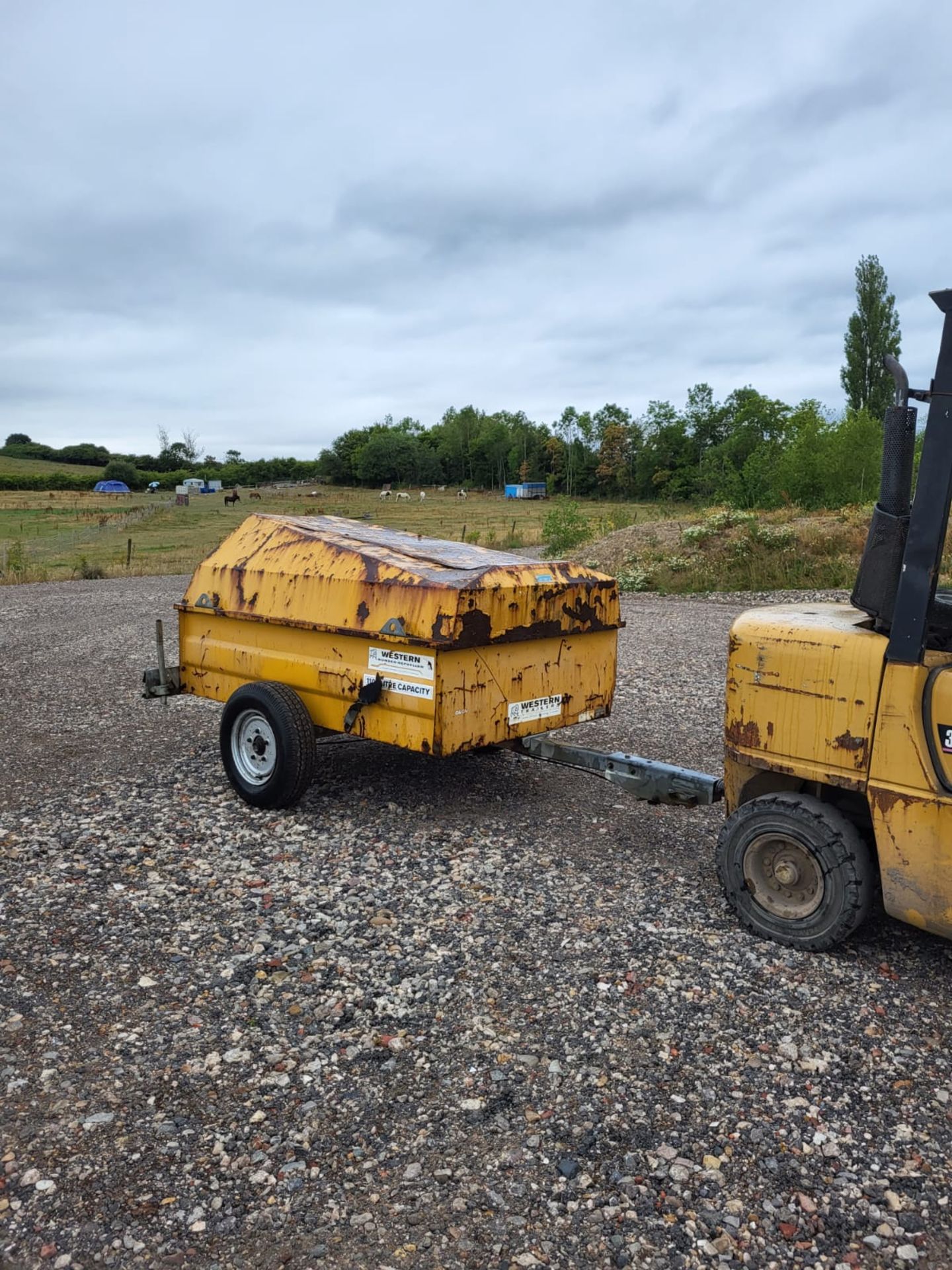 DIESEL BOWSER /TOWABLE 1000L C/W 12V ELECTRIC PUMP  WORKING ORDER - Image 3 of 8