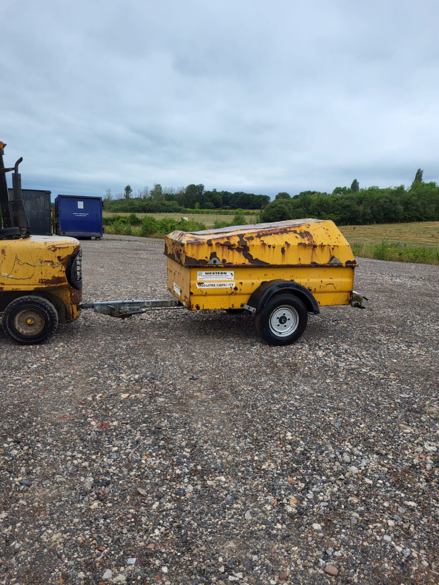 DIESEL BOWSER /TOWABLE 1000L C/W 12V ELECTRIC PUMP  WORKING ORDER - Image 2 of 8