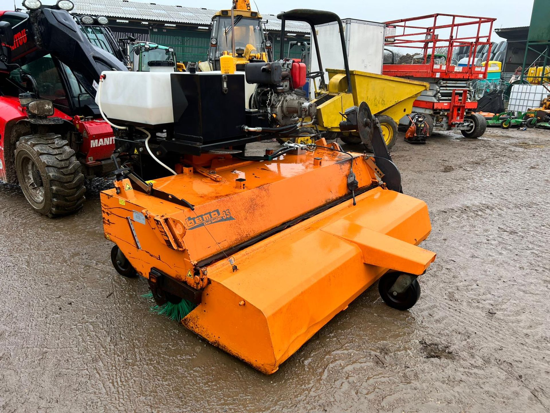 2007 BEMA DUAL SYSTEM 35 DIESEL SWEEPER BUCKET, RUNS AND WORKS, GOOD BRUSHES *PLUS VAT* - Image 2 of 15