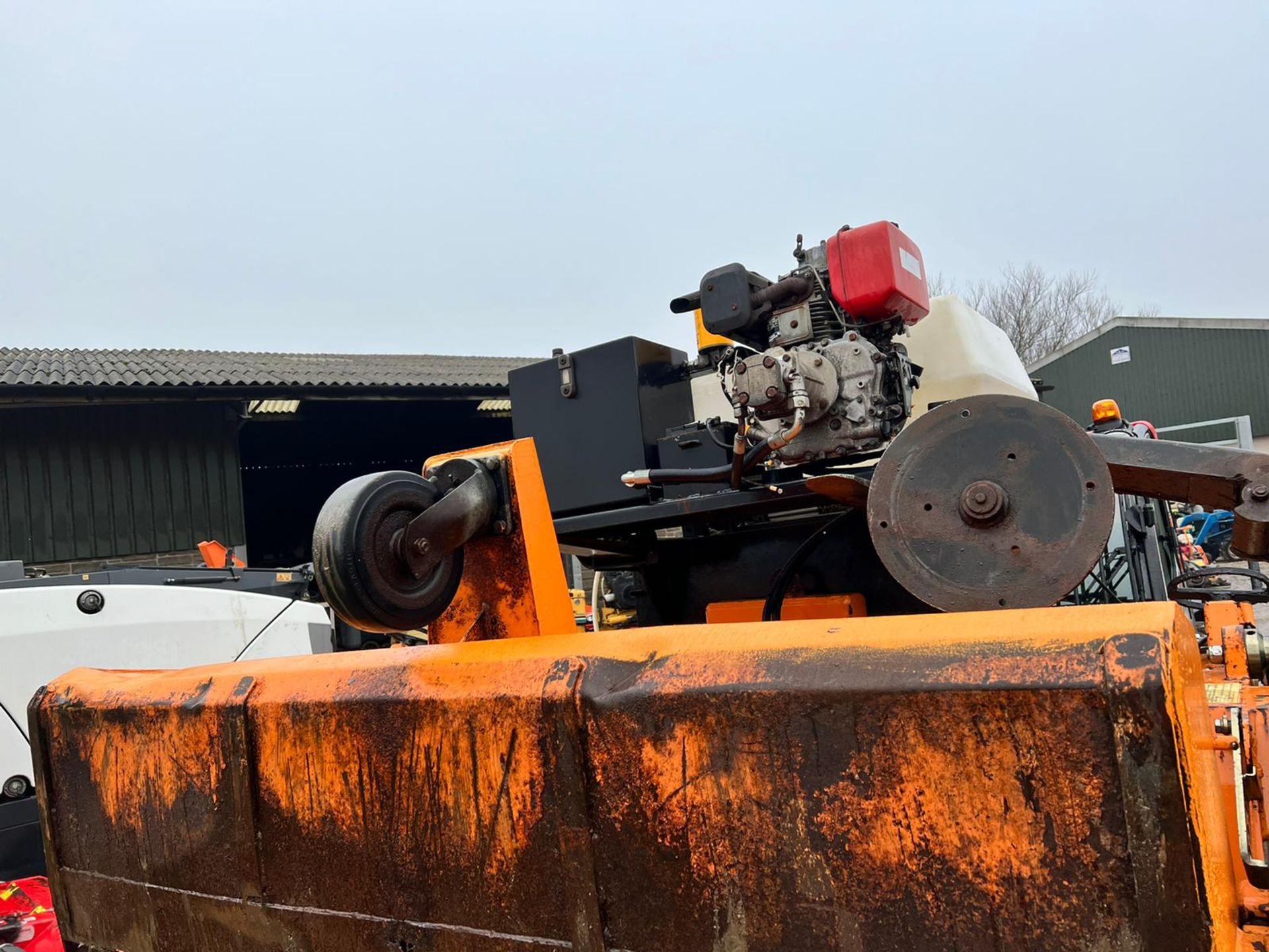 2007 BEMA DUAL SYSTEM 35 DIESEL SWEEPER BUCKET, RUNS AND WORKS, GOOD BRUSHES *PLUS VAT* - Image 7 of 15