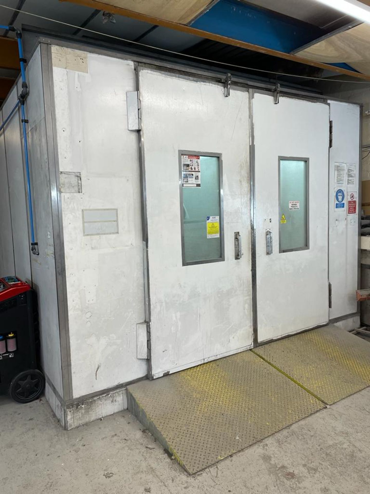 SPRAYBAKE BOOTH OVEN, DOWNWARD EXTRACTION, RECENTLY SERVICED *NO VAT* - Image 2 of 10