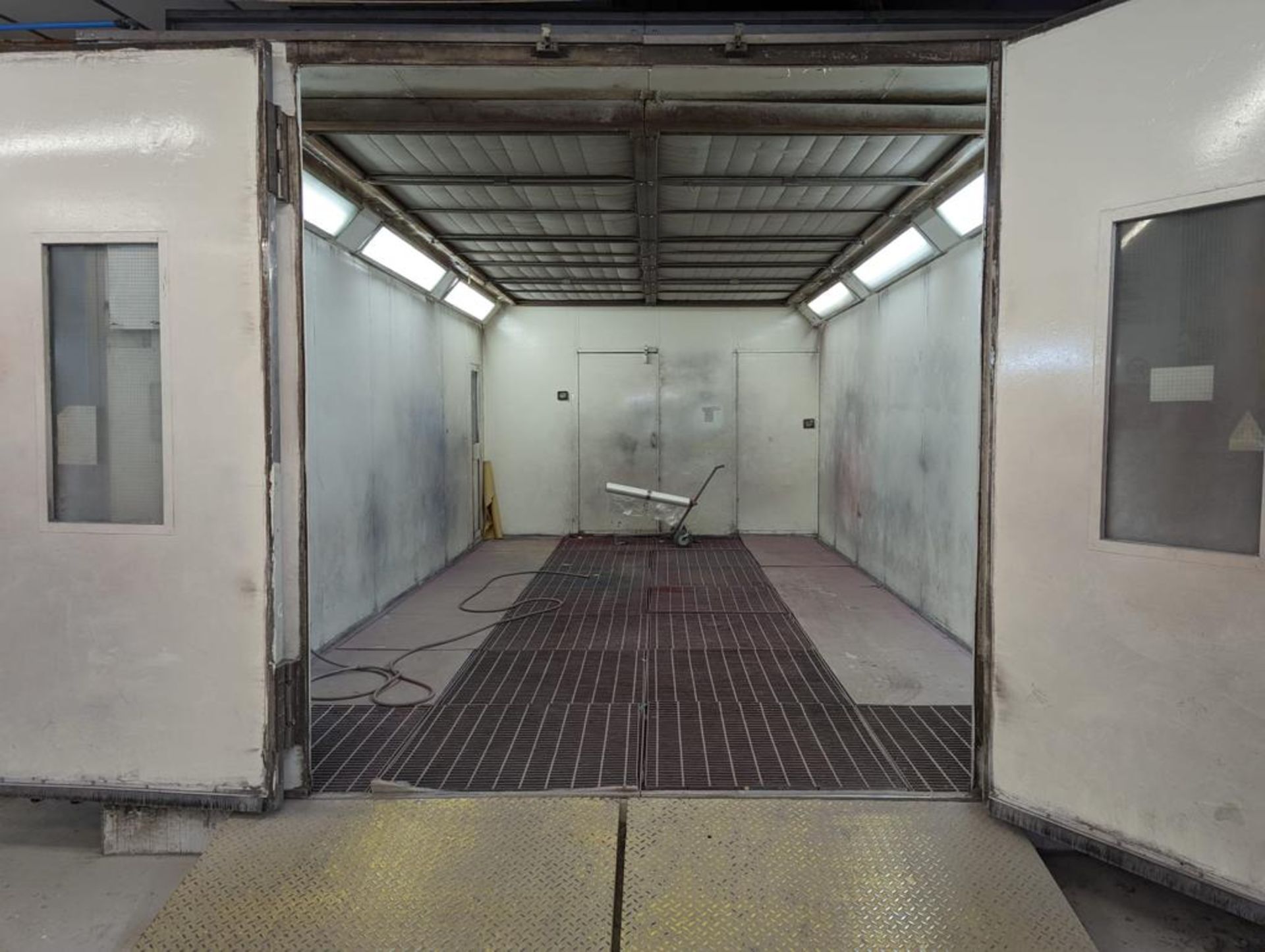 SPRAYBAKE BOOTH OVEN, DOWNWARD EXTRACTION, RECENTLY SERVICED *NO VAT* - Image 4 of 10