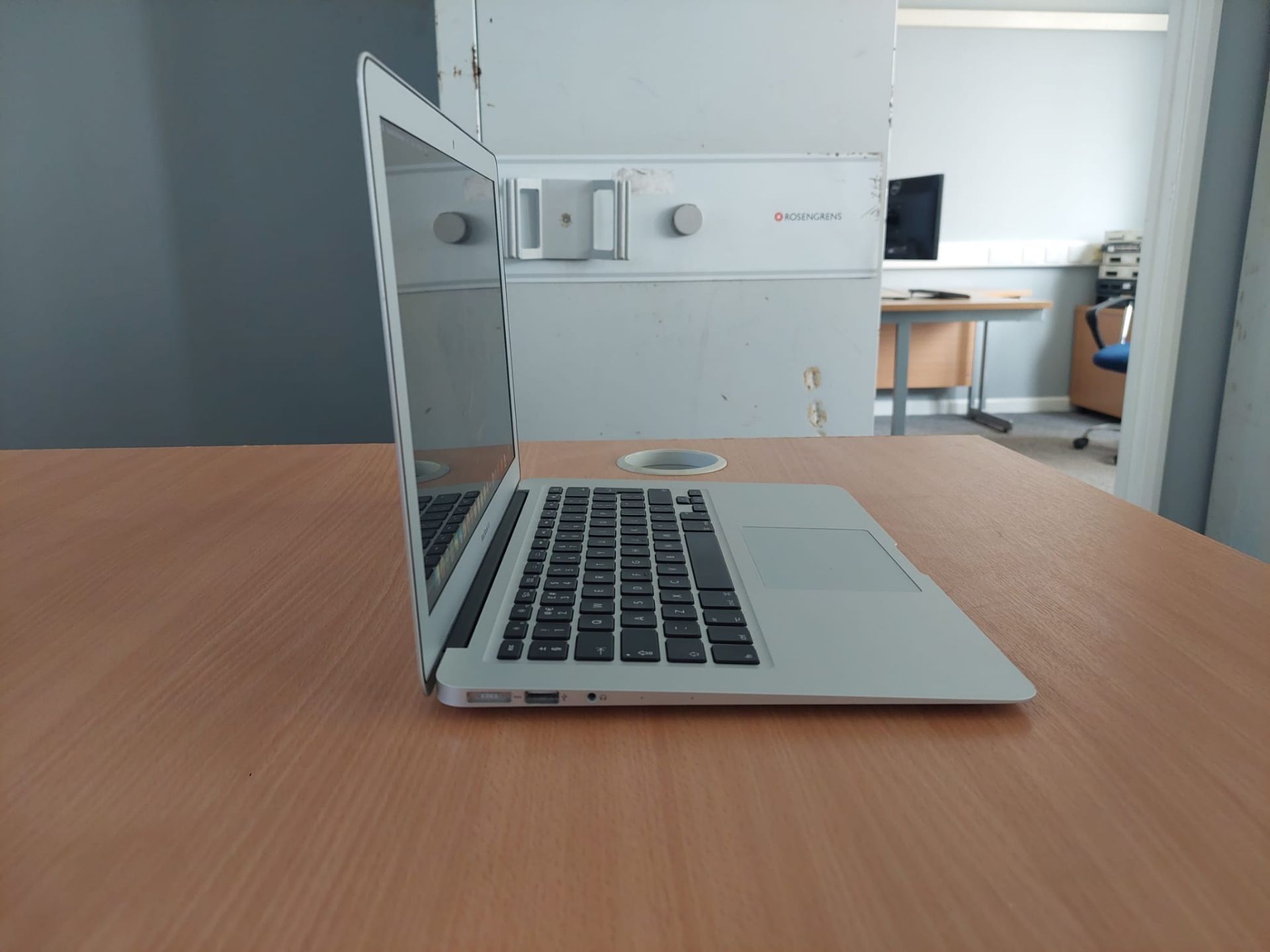 Apple 2015 Macbook Air w/ 13 Inch Display and Dual Core Intel i5 CPU *NO VAT* - Image 5 of 17