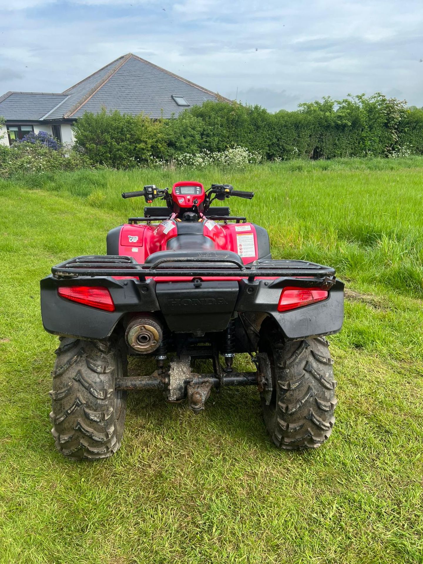 HONDA FORMAN 500 FARM QUAD, SELECTABLE 2 and 4 WHEEL DRIVE, IN GOOD CONDITION "PLUS VAT" - Image 5 of 12