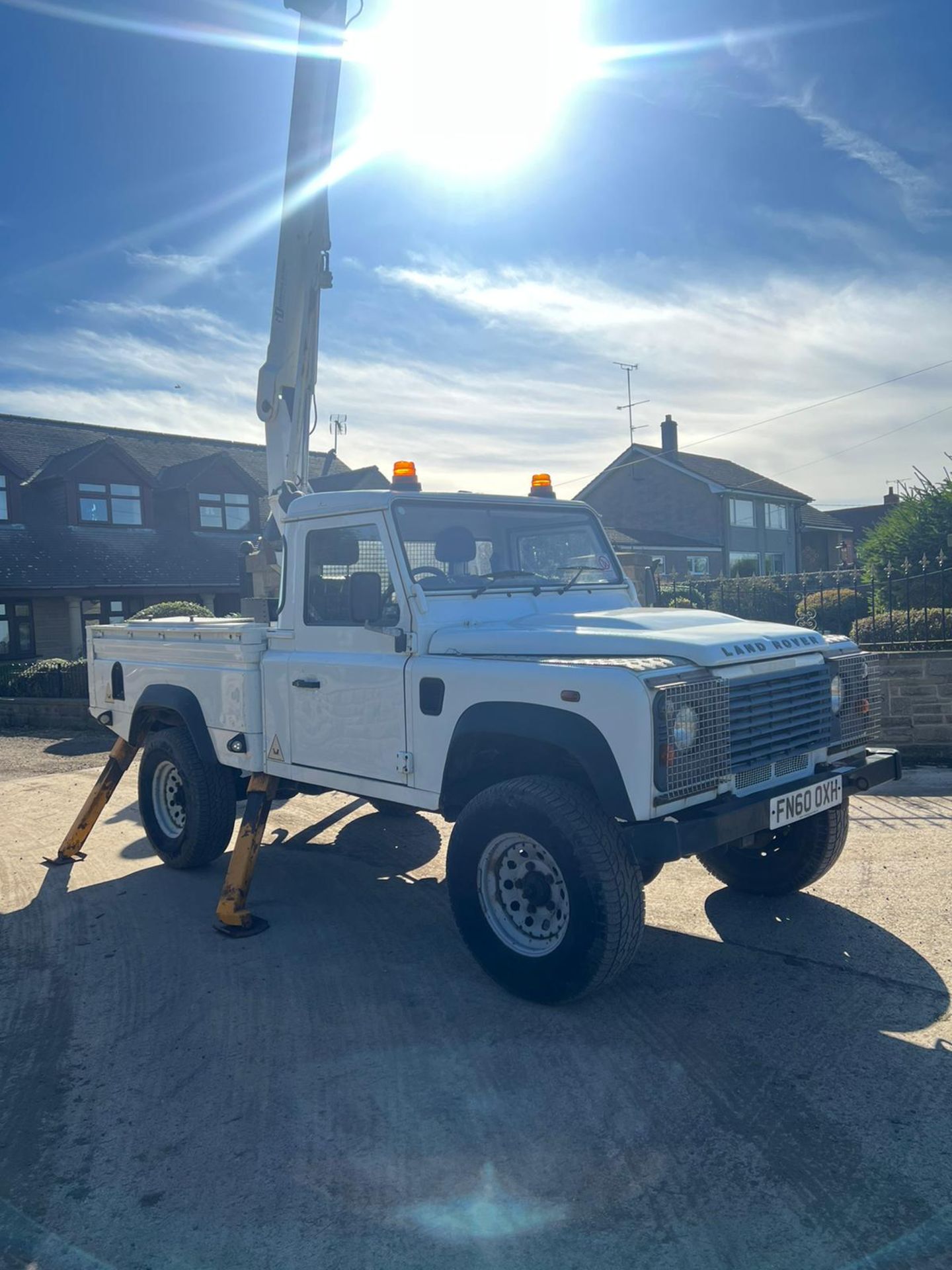 2010/60 LAND ROVER DEFENDER 110 HCPU TD WHITE CHERRY PICKER *PLUS VAT* - Image 6 of 13