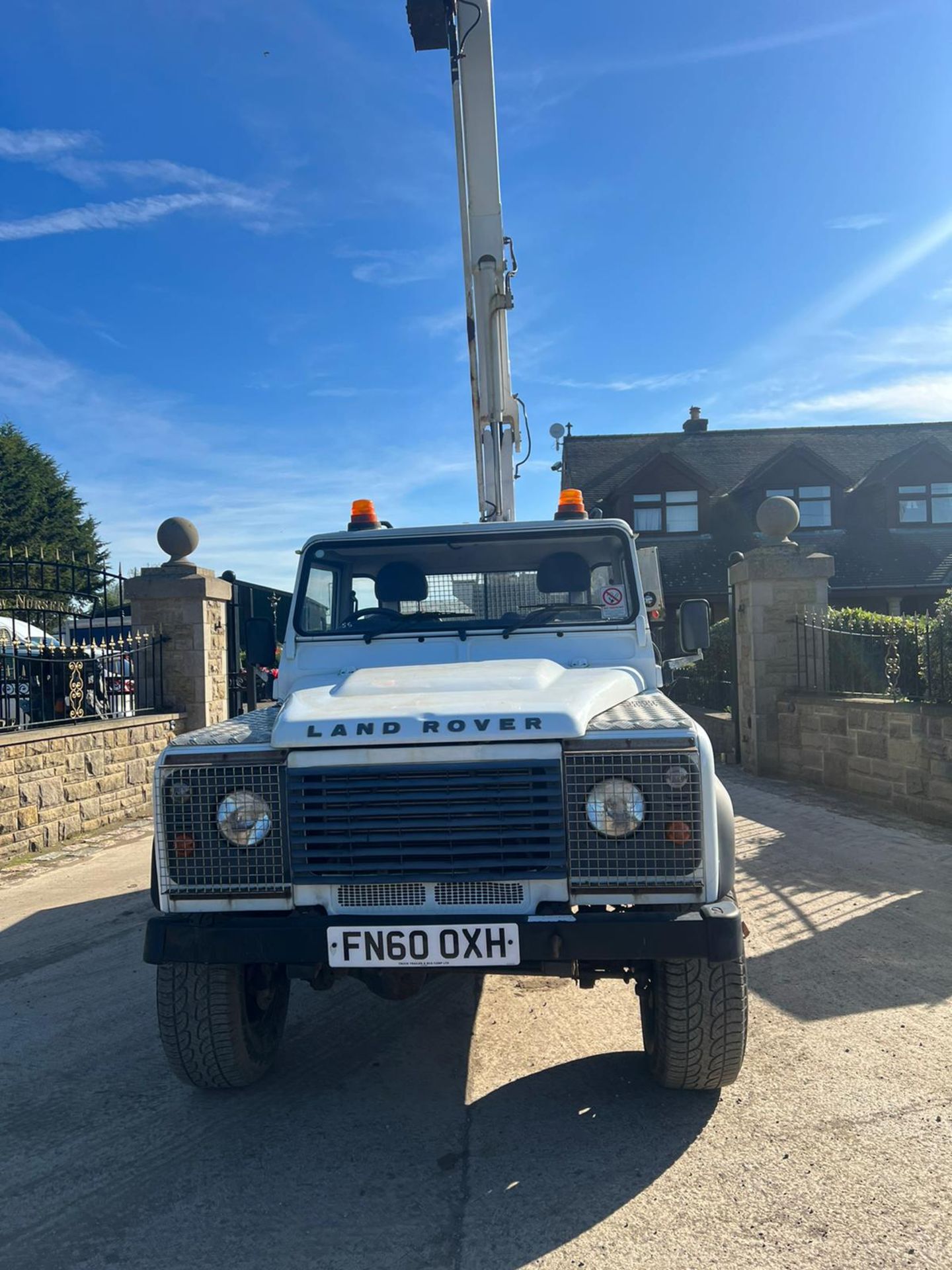 2010/60 LAND ROVER DEFENDER 110 HCPU TD WHITE CHERRY PICKER *PLUS VAT* - Image 3 of 13