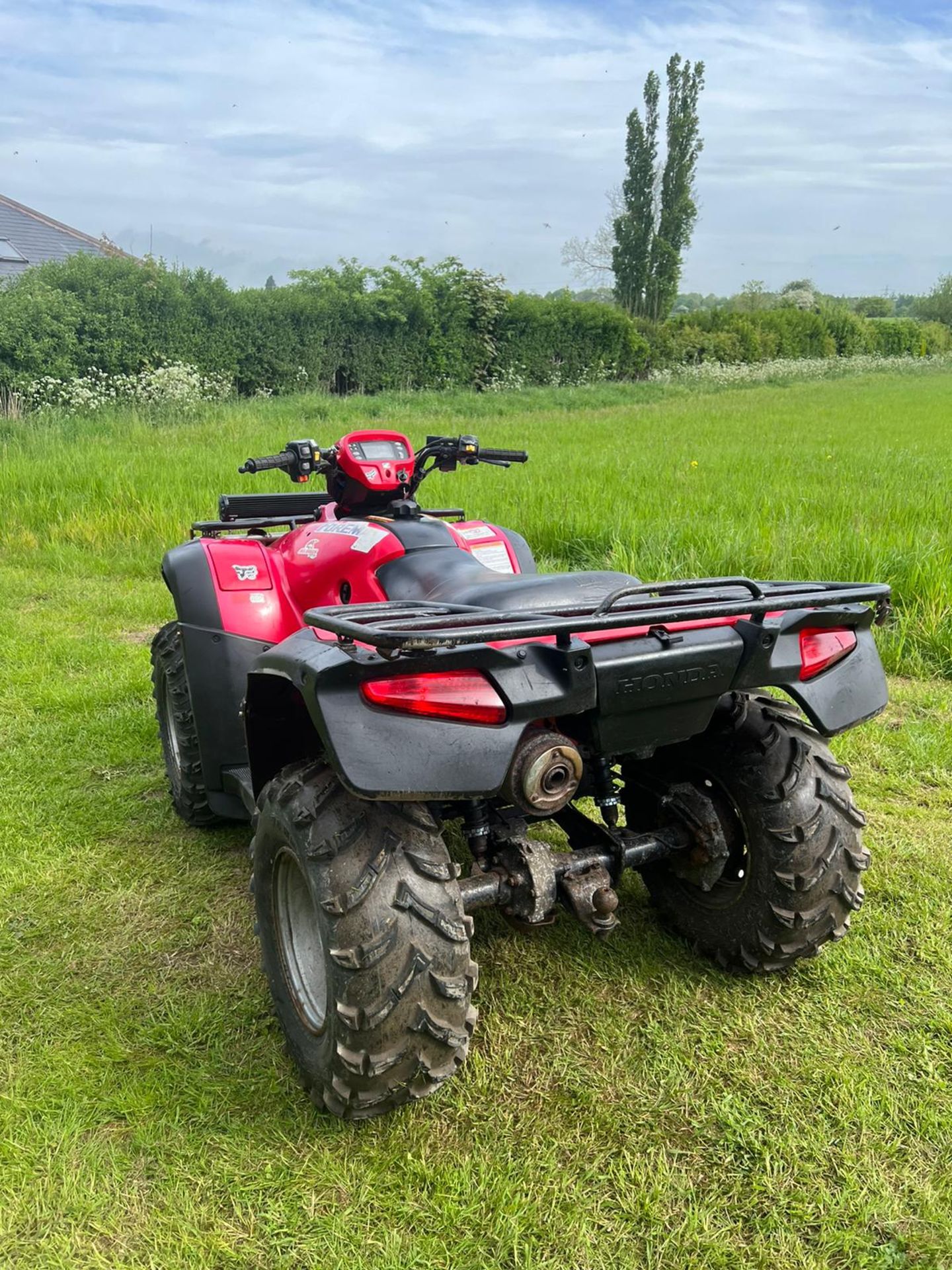 HONDA FORMAN 500 FARM QUAD, SELECTABLE 2 and 4 WHEEL DRIVE, IN GOOD CONDITION "PLUS VAT" - Image 4 of 12