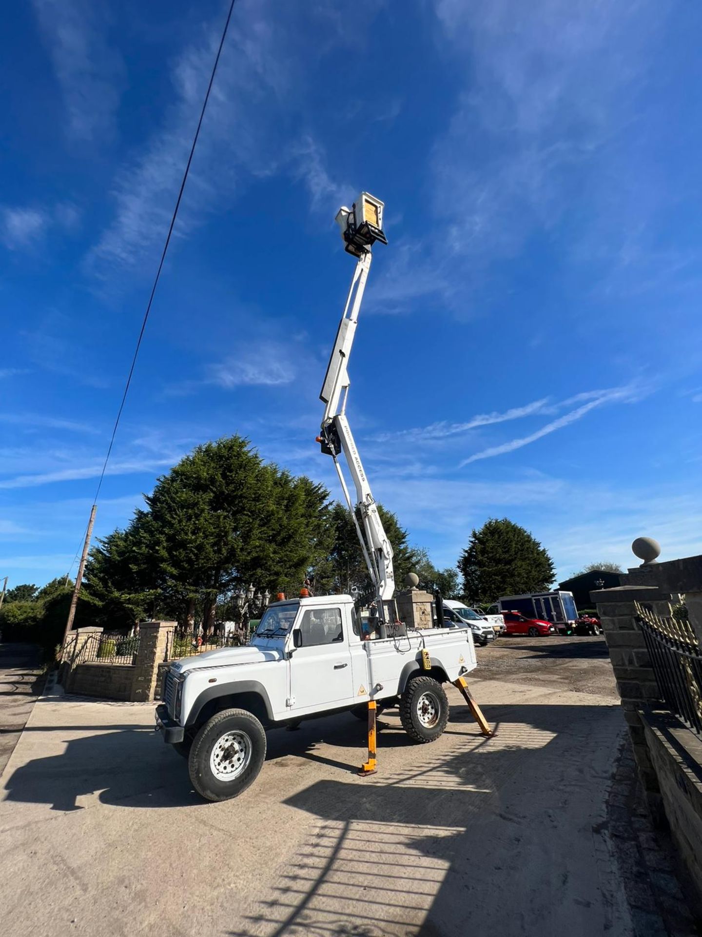 2010/60 LAND ROVER DEFENDER 110 HCPU TD WHITE CHERRY PICKER *PLUS VAT* - Image 2 of 13