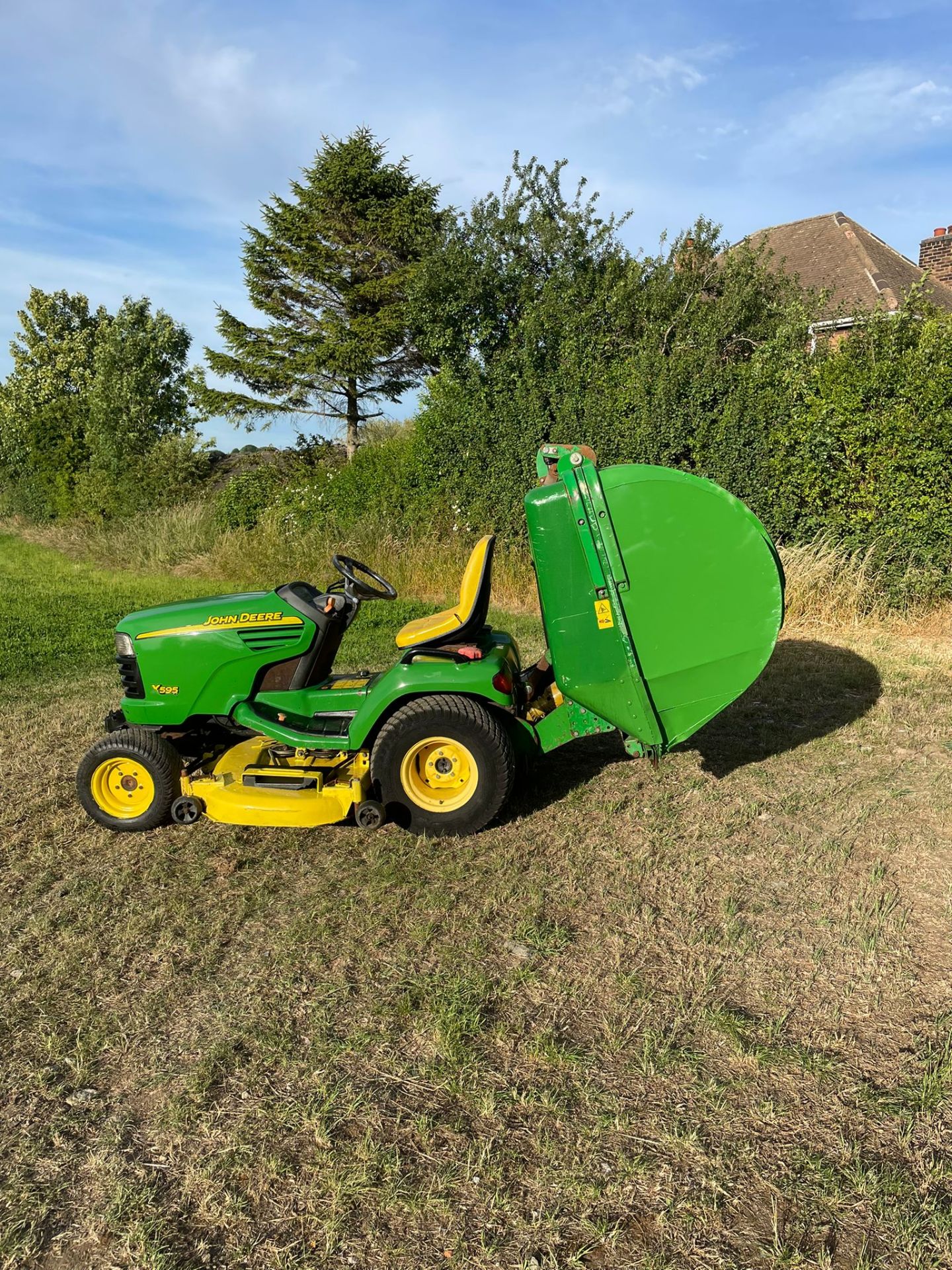 John Deere X595 24HP 4WD Compact Tractor/Ride On Mower with Clamshell Collector *NO VAT* - Image 11 of 13