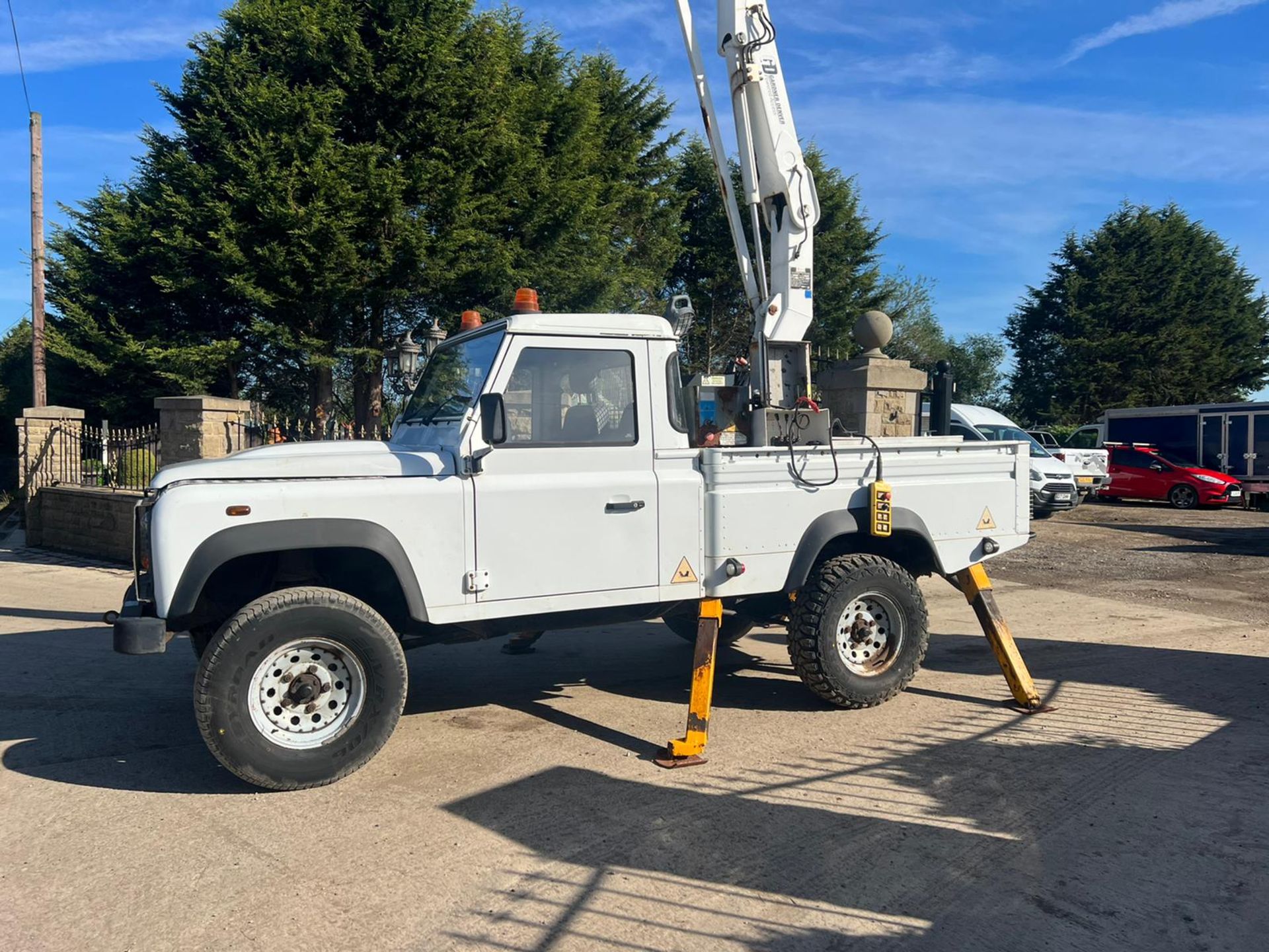 2010/60 LAND ROVER DEFENDER 110 HCPU TD WHITE CHERRY PICKER *PLUS VAT* - Image 4 of 13