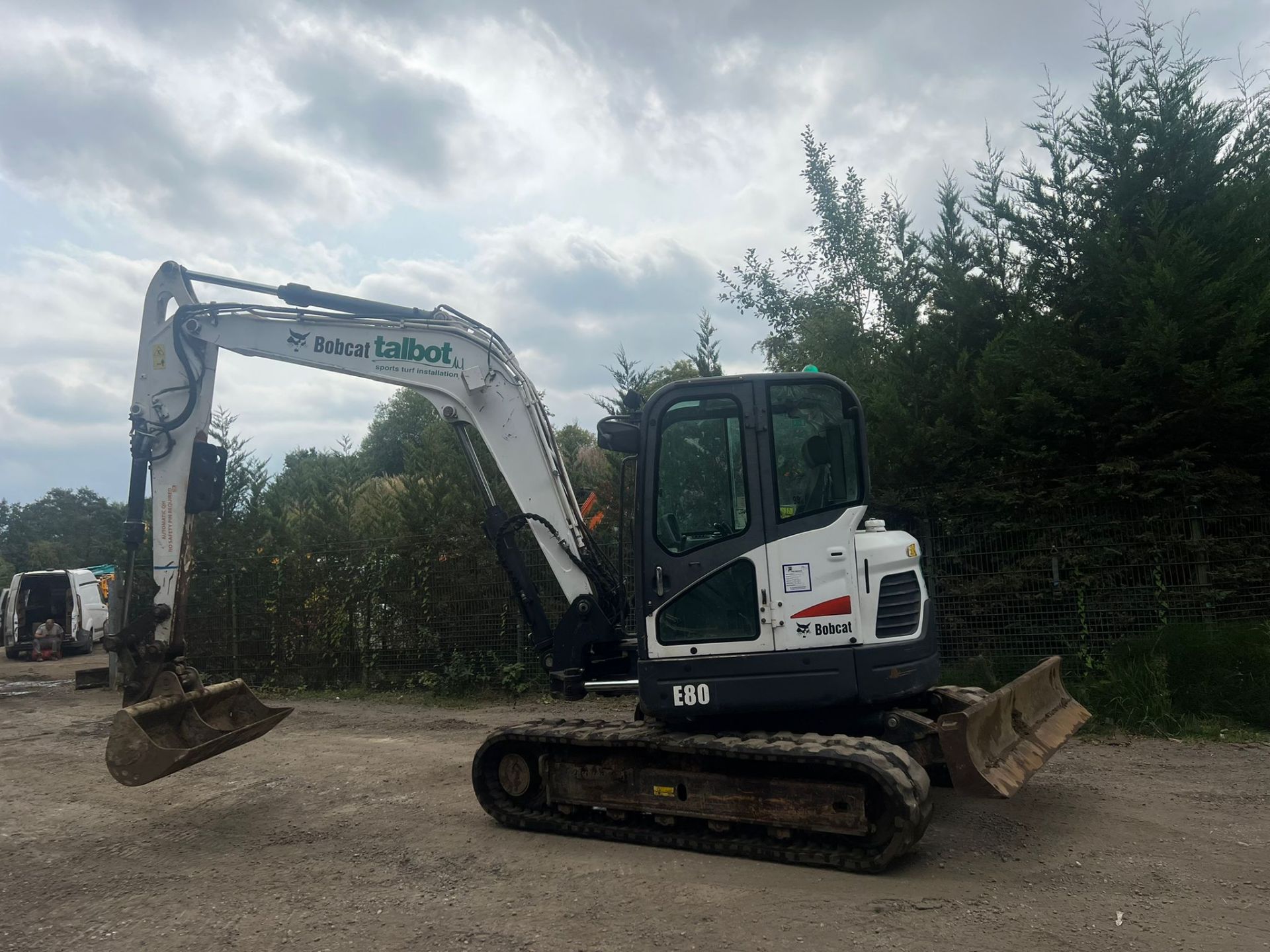 2012/2013 BOBCAT E80 8 TON EXCAVATOR WITH BLADE *PLUS VAT* - Image 6 of 9