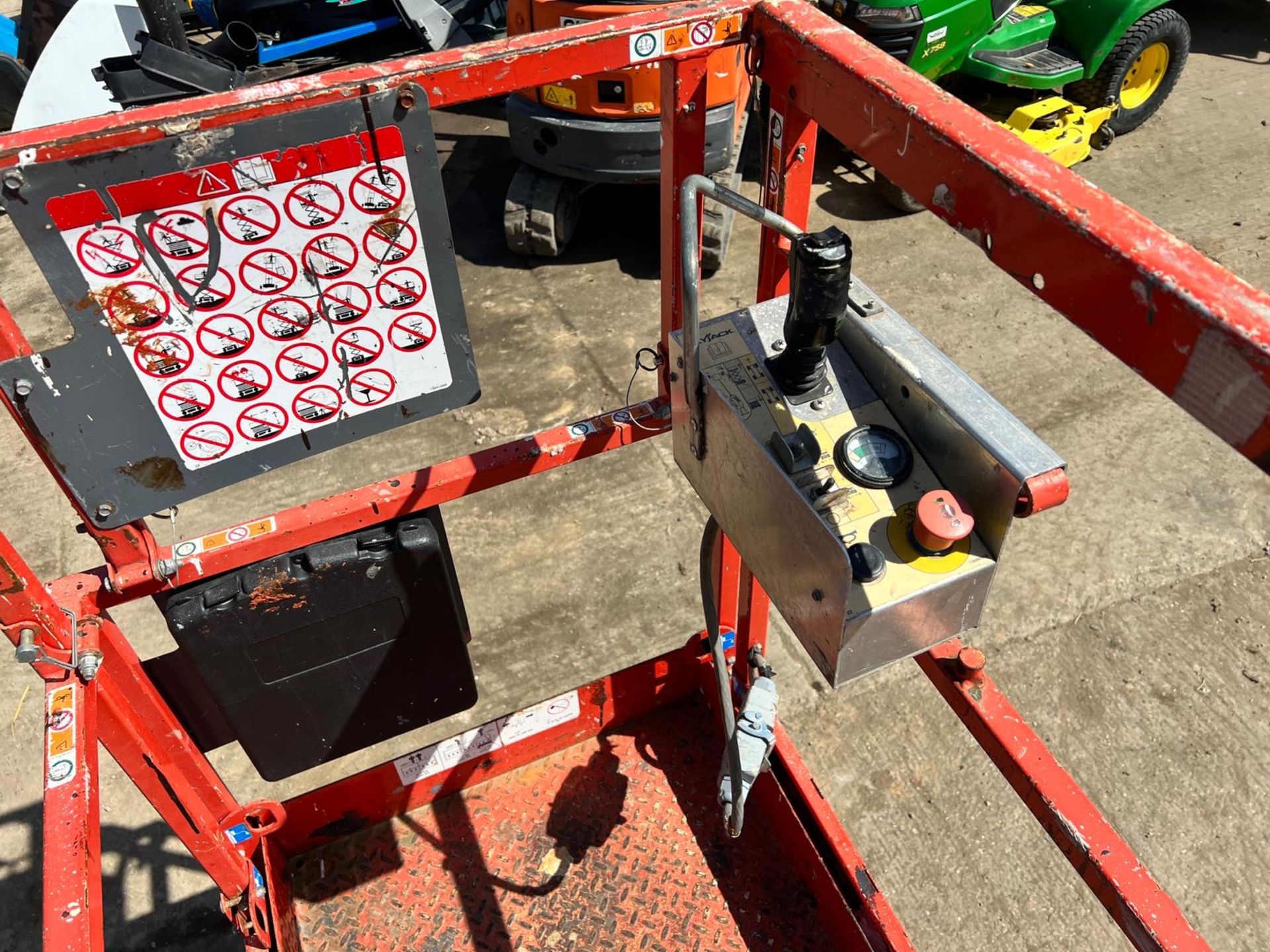 2014 SKYJACK SJ3226 ELECTRIC SCISSOR LIFT, DRIVES AND LIFTS, SHOWING A LOW 171 HOURS *PLUS VAT* - Image 13 of 13
