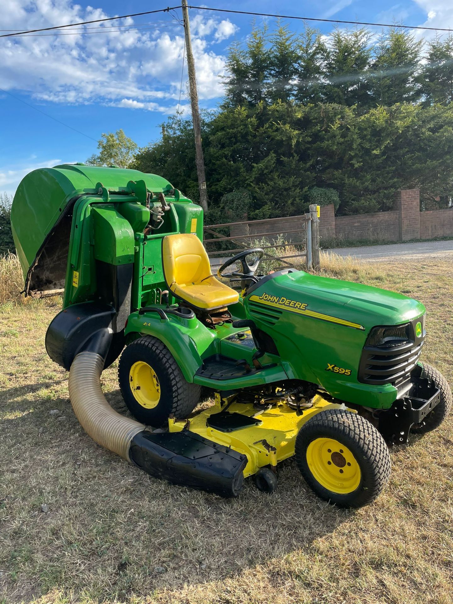 John Deere X595 24HP 4WD Compact Tractor/Ride On Mower with Clamshell Collector *NO VAT* - Image 5 of 13