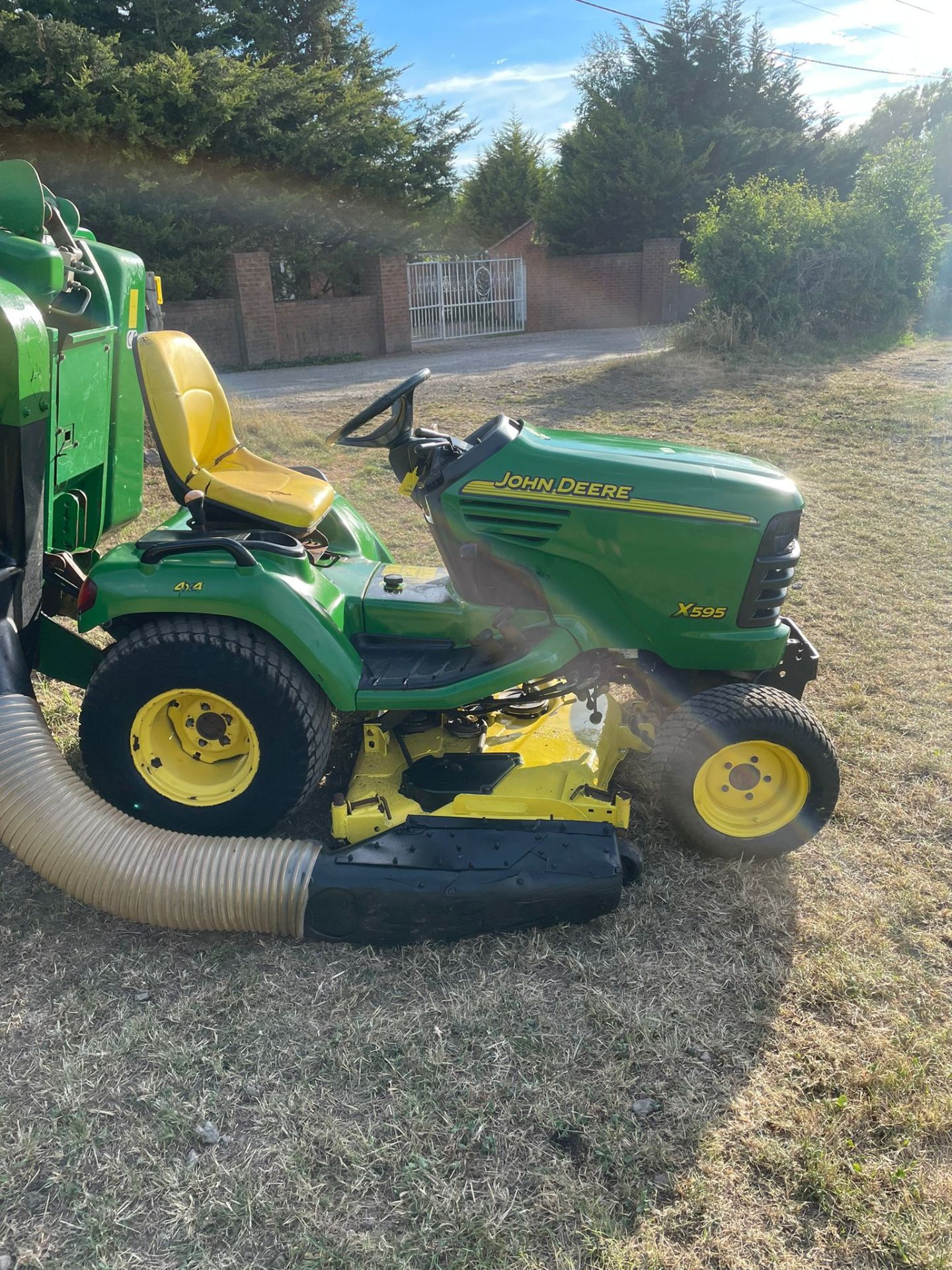 John Deere X595 24HP 4WD Compact Tractor/Ride On Mower with Clamshell Collector *NO VAT* - Image 7 of 13