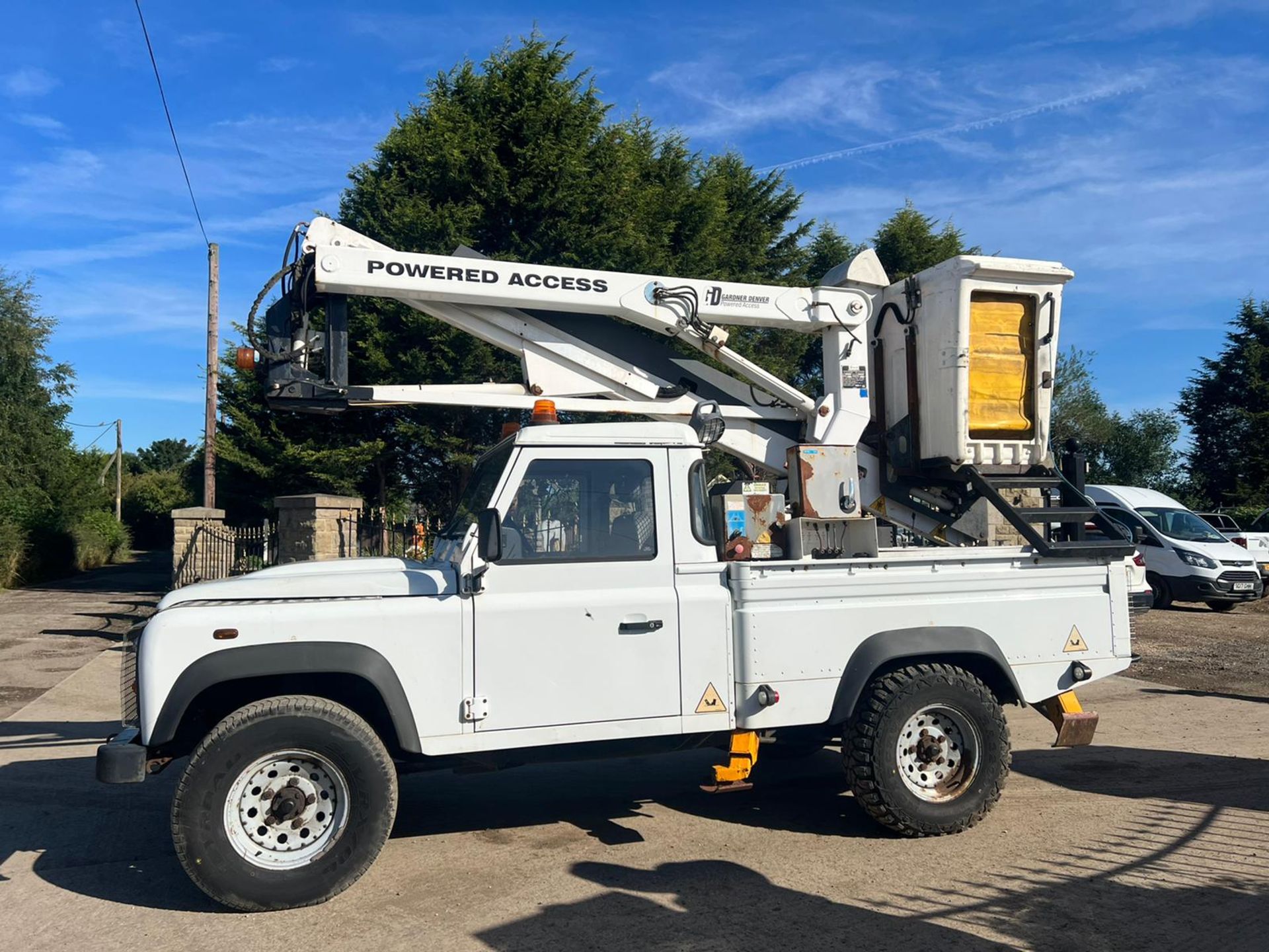 2010/60 LAND ROVER DEFENDER 110 HCPU TD WHITE CHERRY PICKER *PLUS VAT*